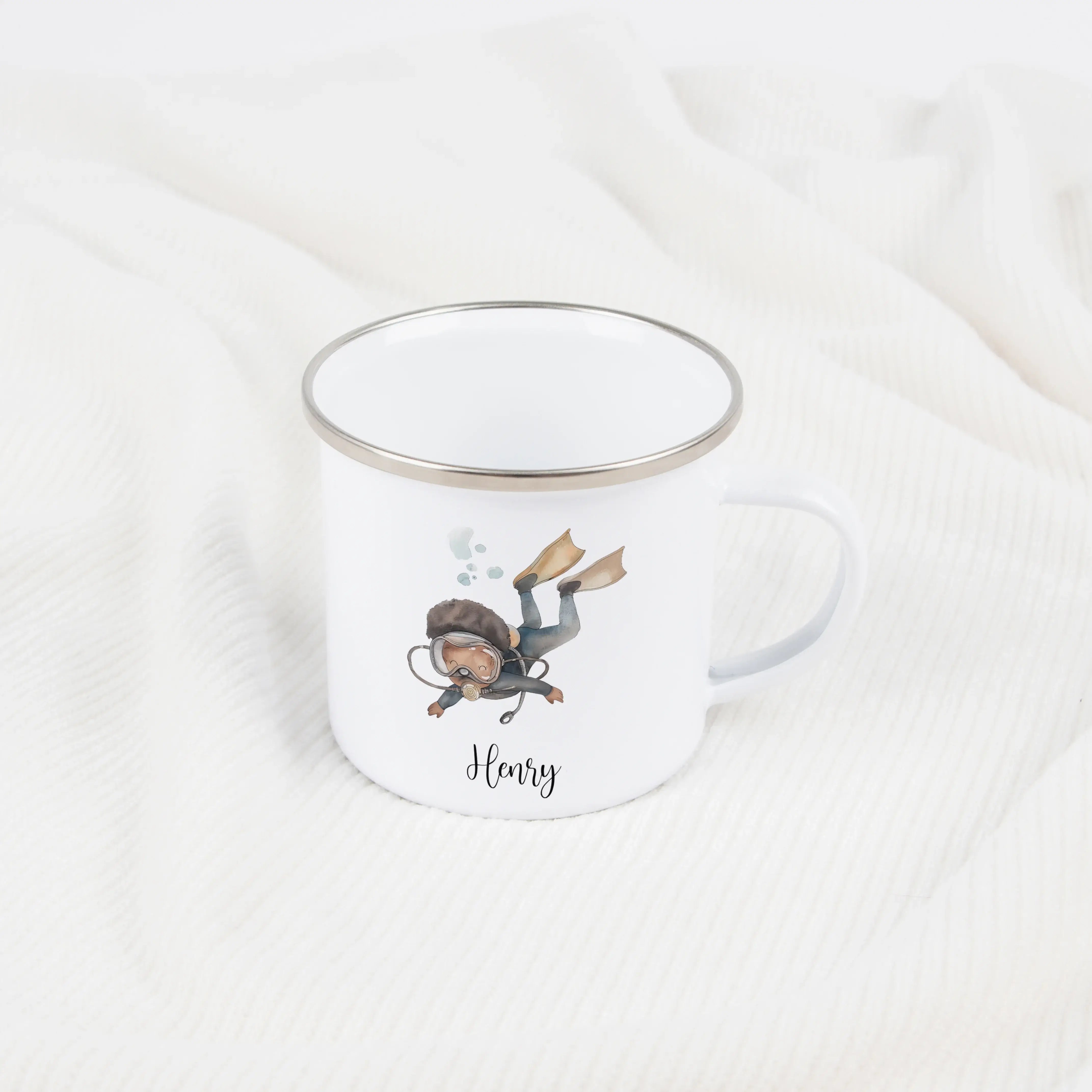 Emaille Tasse Taucher-Emaille Tasse-famprints-Tauchen, entdecken, träumen – die Emaille Tasse Taucher von famprints ist genau das Richtige für Kinder, die das Meer lieben und gern auf kleine Abenteuer gehen. Mit einem liebevoll gestalteten Unterwasser-Mot