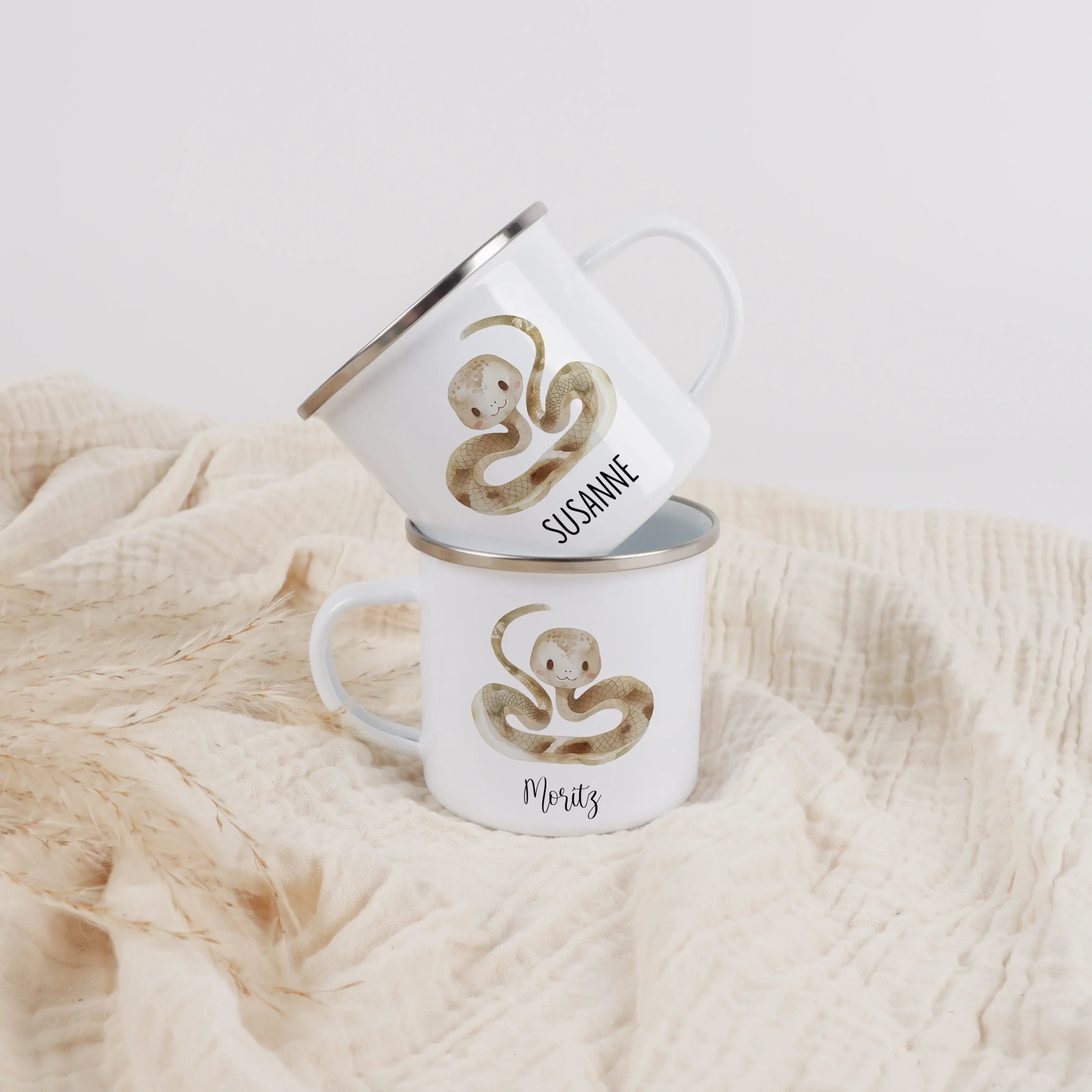 Emaille Tasse Schlange-Emaille Tasse-famprints-Die Emaille Tasse Schlange von famprints ist ein liebevoll gestalteter Becher mit Namen, der perfekt in den Alltag von Kindern passt. Das verspielte Schlangenmotiv in sanften Farben macht die Tasse schnell zu
