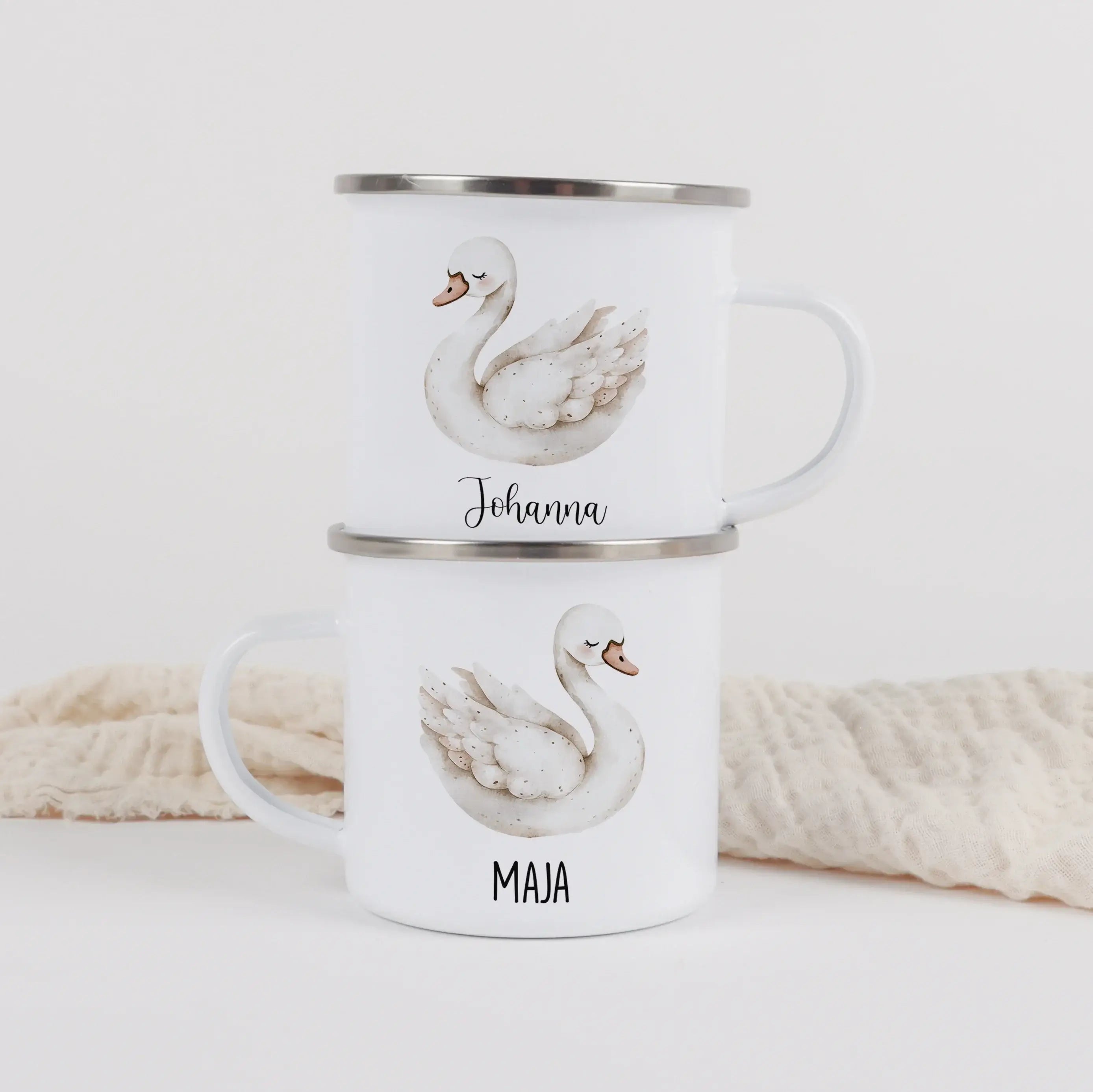 Emaille Tasse Schwan-Emaille Tasse-famprints-Die Emaille Tasse Schwan von famprints ist eine personalisierte Kindertasse, die Alltag und Geschenkidee perfekt verbindet. Das liebevoll illustrierte Schwan-Motiv im sanften Aquarellstil wird mit dem gewünscht