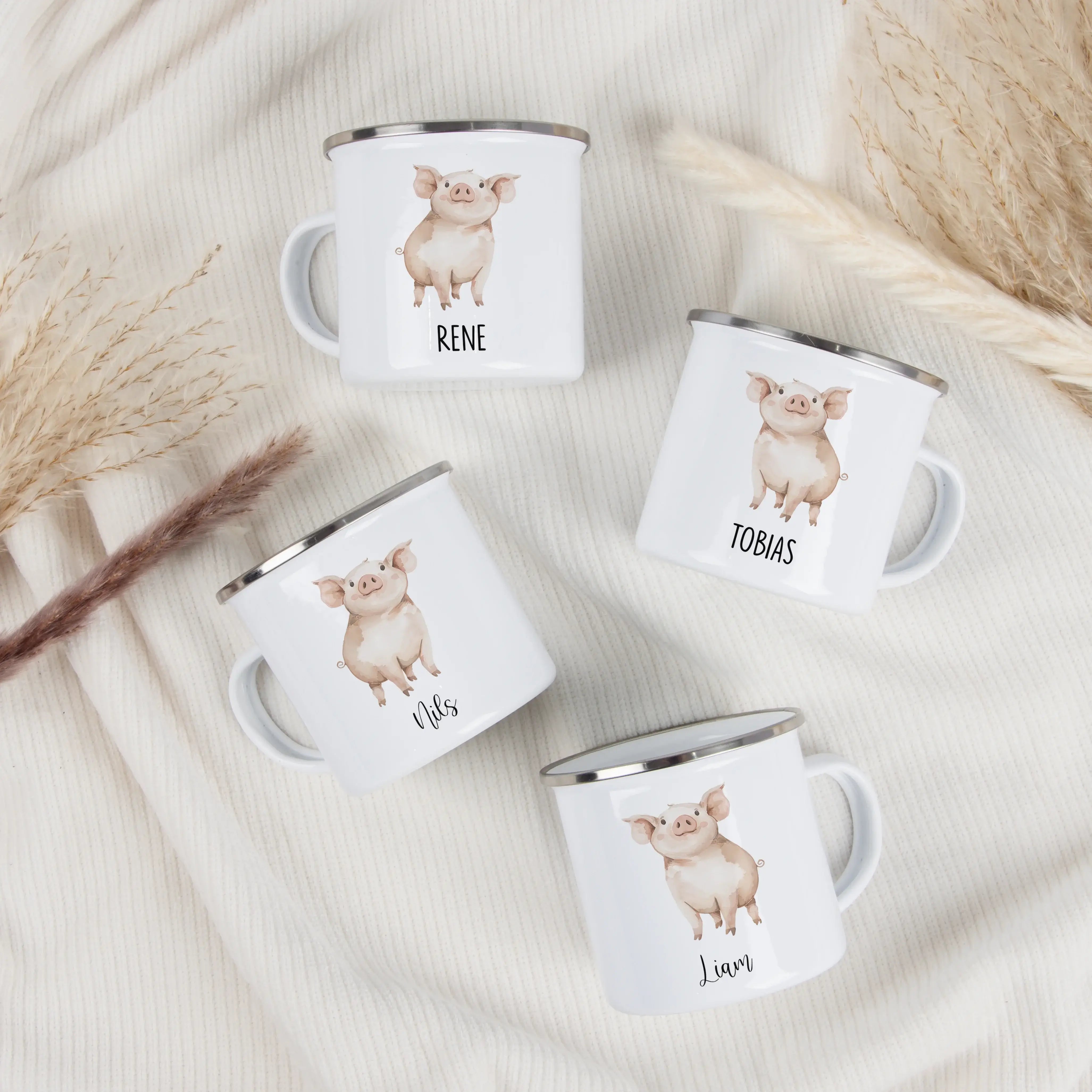 Emaille Tasse Schwein-Emaille Tasse-famprints-Die Emaille Tasse Schwein von famprints ist ein liebevoll gestaltetes Trinkgefäß für Kinder, das Alltag und Geschenkidee perfekt verbindet. Das fröhliche Schweinchen-Motiv spricht kleine Tierfreunde sofort an
