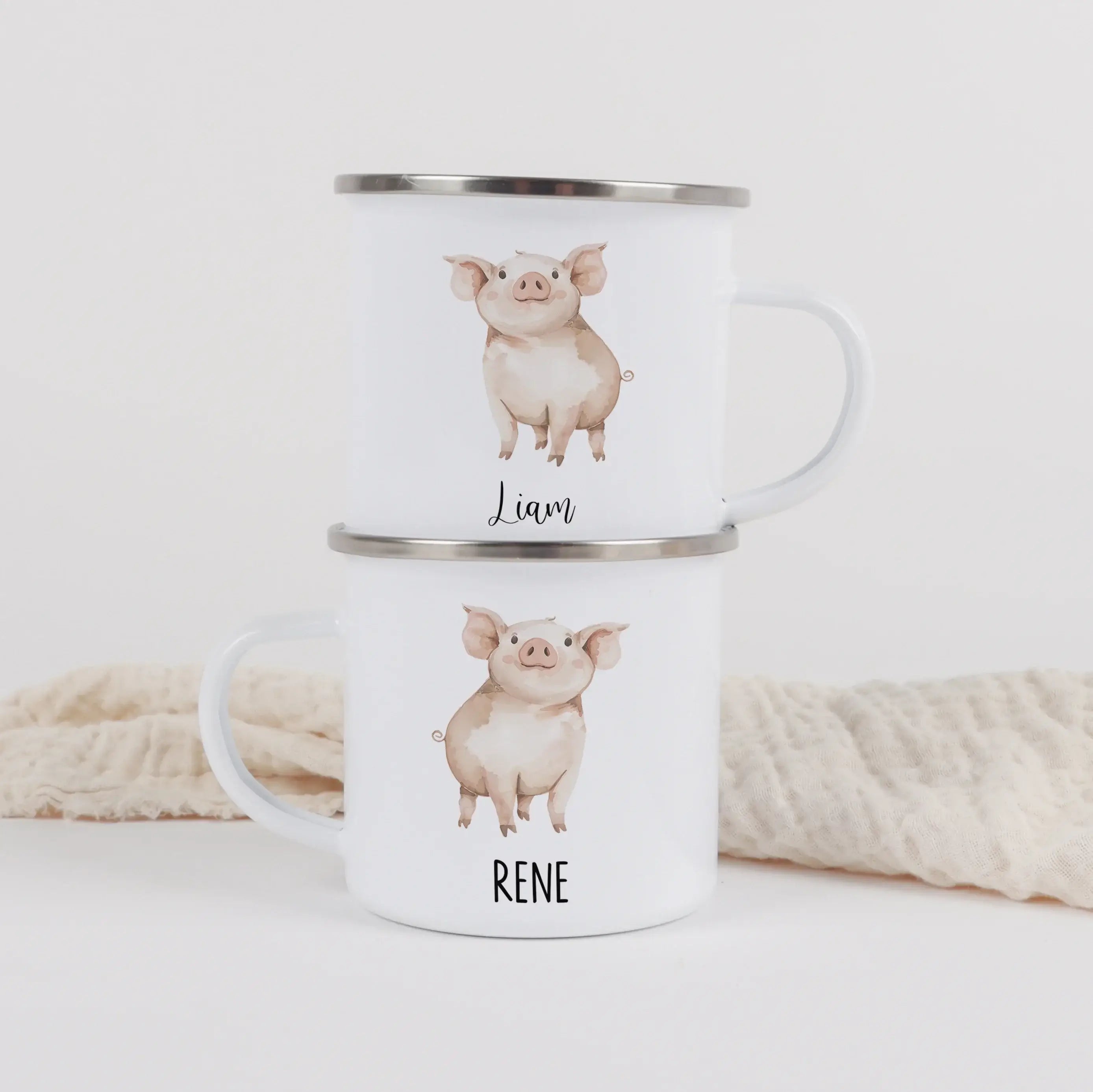 Emaille Tasse Schwein-Emaille Tasse-famprints-Die Emaille Tasse Schwein von famprints ist ein liebevoll gestaltetes Trinkgefäß für Kinder, das Alltag und Geschenkidee perfekt verbindet. Das fröhliche Schweinchen-Motiv spricht kleine Tierfreunde sofort an