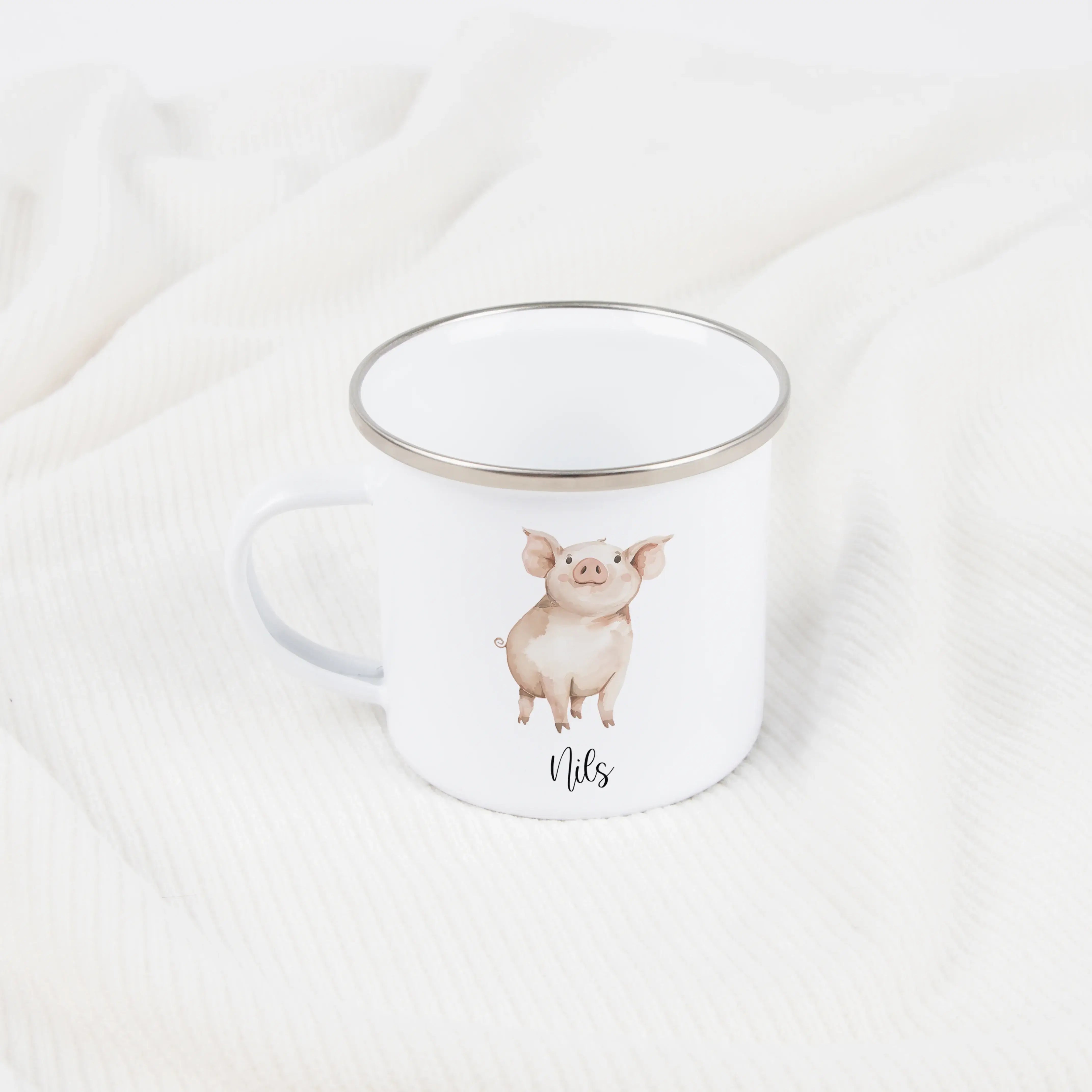 Emaille Tasse Schwein-Emaille Tasse-famprints-Die Emaille Tasse Schwein von famprints ist ein liebevoll gestaltetes Trinkgefäß für Kinder, das Alltag und Geschenkidee perfekt verbindet. Das fröhliche Schweinchen-Motiv spricht kleine Tierfreunde sofort an