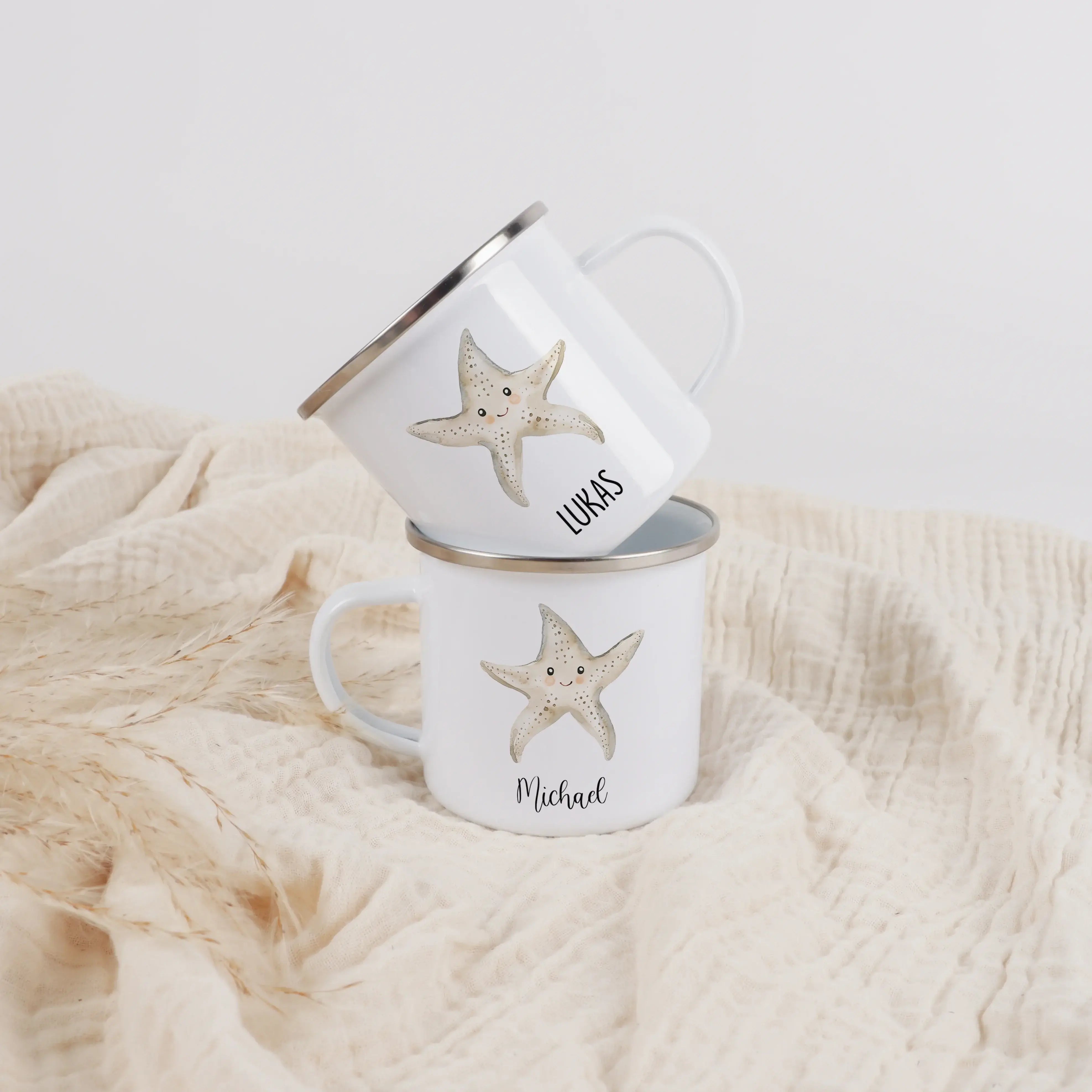 Emaille Tasse Seestern-Emaille Tasse-famprints-Die Emaille Tasse Seestern ist ein liebevoll gestaltetes, personalisiertes Trinkgefäß für Kinder und Familien, die maritimes Design und individuelle Geschenke mögen. Der zarte Seestern im Aquarellstil macht d