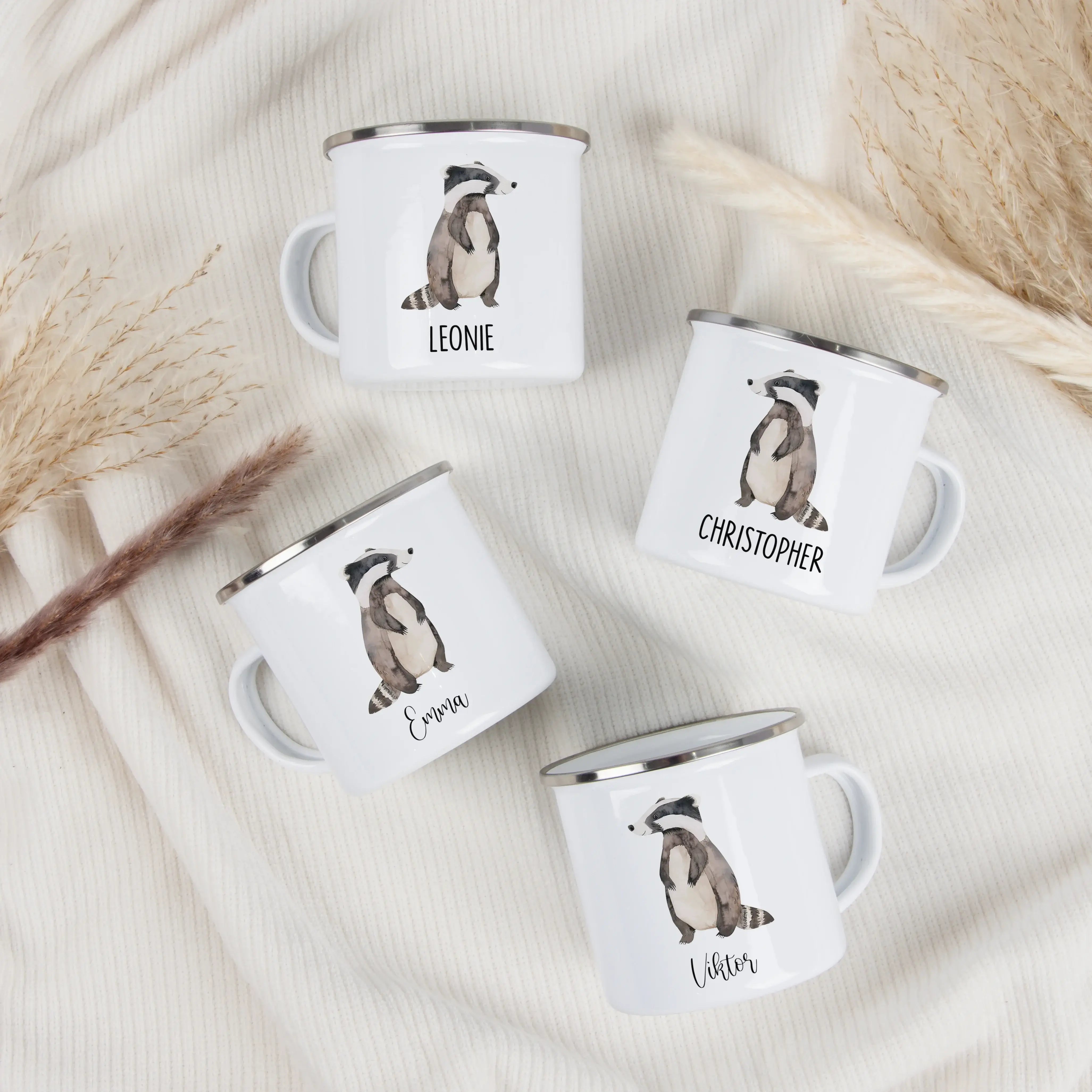 Emaille Tasse Dachs-Emaille Tasse-famprints-Die Emaille Tasse Dachs von famprints ist mehr als nur ein Becher – sie ist ein persönliches Geschenk mit Charakter. Das liebevoll illustrierte Dachs-Motiv in sanfter Aquarell-Optik macht diese Emaille Tasse zu