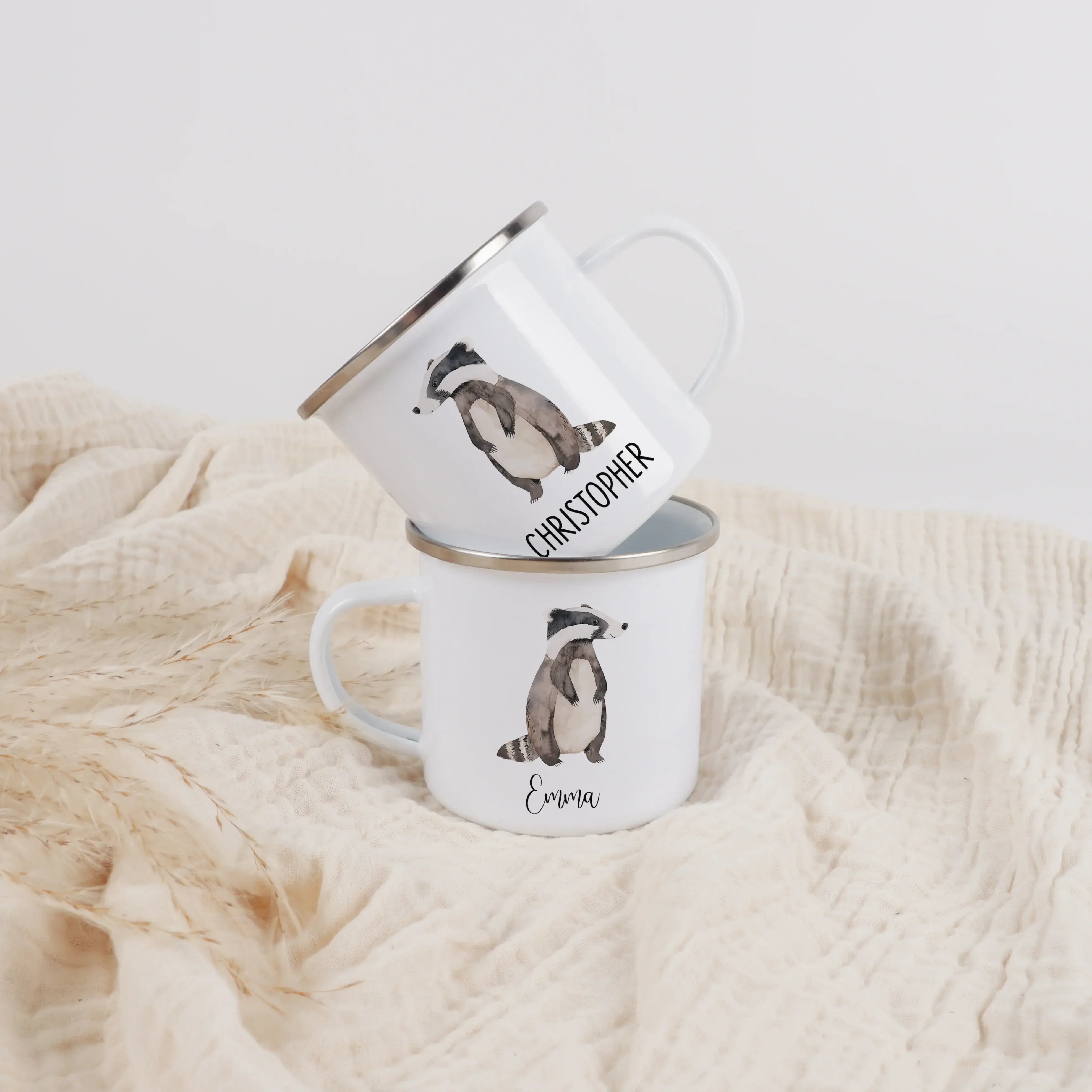 Emaille Tasse Dachs-Emaille Tasse-famprints-Die Emaille Tasse Dachs von famprints ist mehr als nur ein Becher – sie ist ein persönliches Geschenk mit Charakter. Das liebevoll illustrierte Dachs-Motiv in sanfter Aquarell-Optik macht diese Emaille Tasse zu