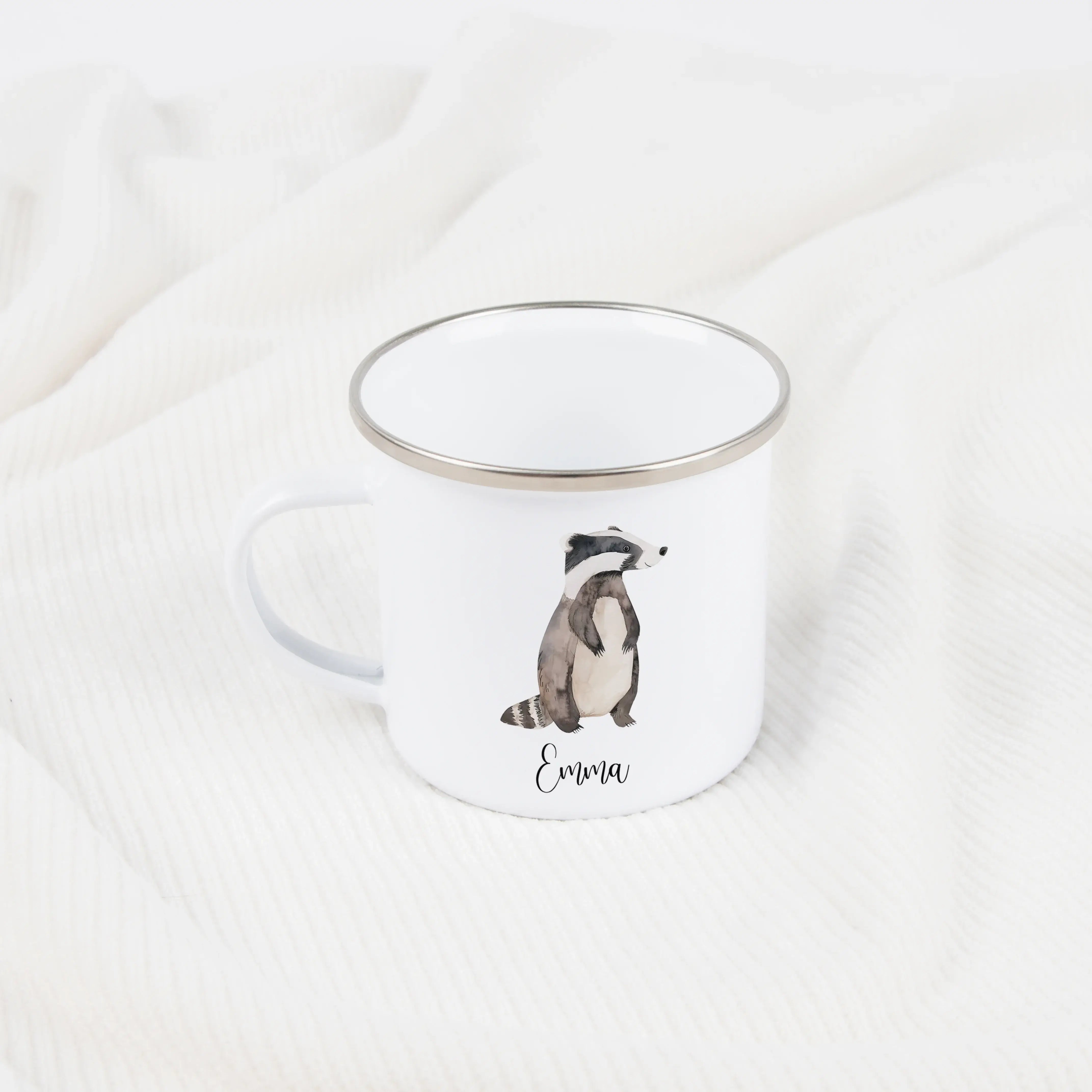 Emaille Tasse Dachs-Emaille Tasse-famprints-Die Emaille Tasse Dachs von famprints ist mehr als nur ein Becher – sie ist ein persönliches Geschenk mit Charakter. Das liebevoll illustrierte Dachs-Motiv in sanfter Aquarell-Optik macht diese Emaille Tasse zu