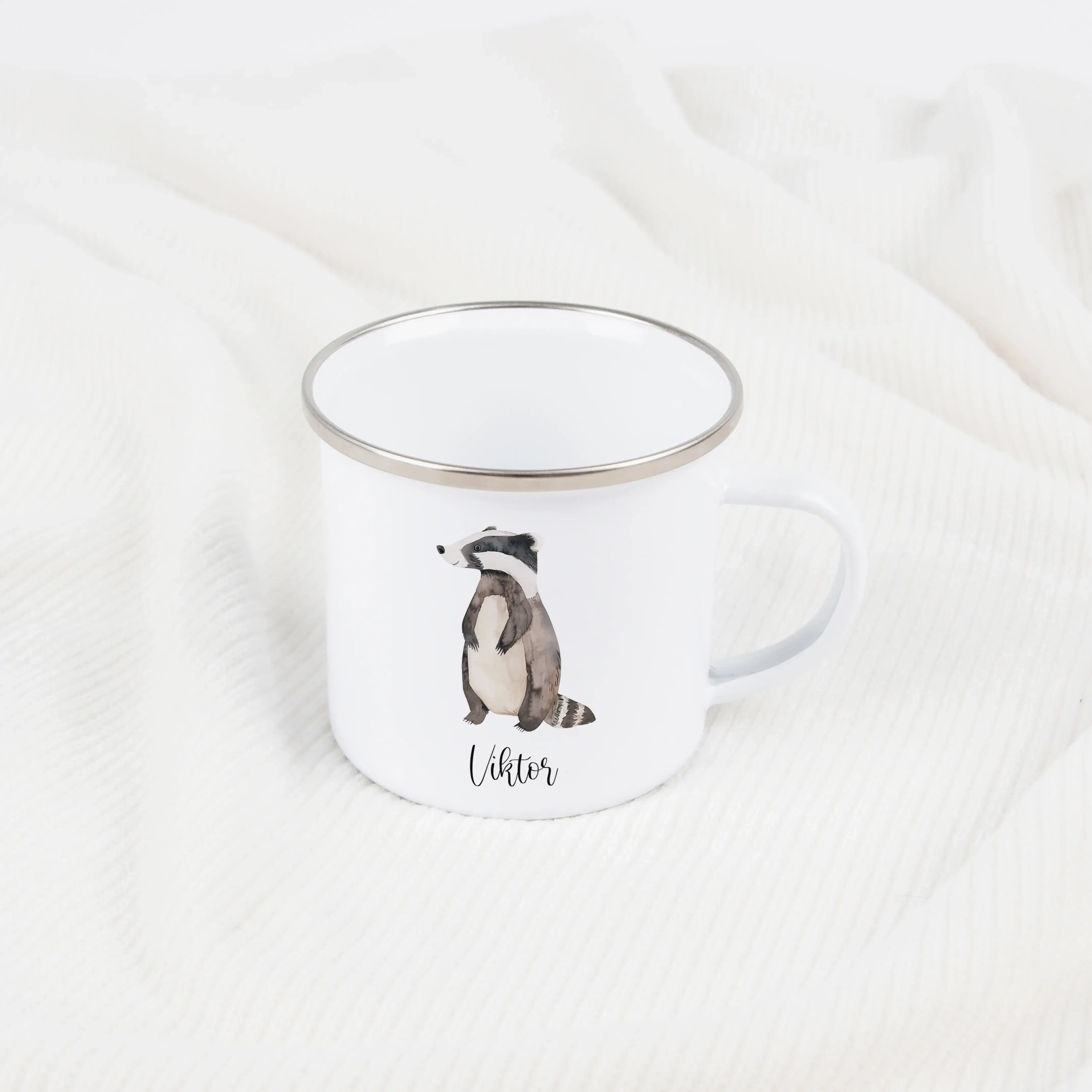 Emaille Tasse Dachs-Emaille Tasse-famprints-Die Emaille Tasse Dachs von famprints ist mehr als nur ein Becher – sie ist ein persönliches Geschenk mit Charakter. Das liebevoll illustrierte Dachs-Motiv in sanfter Aquarell-Optik macht diese Emaille Tasse zu