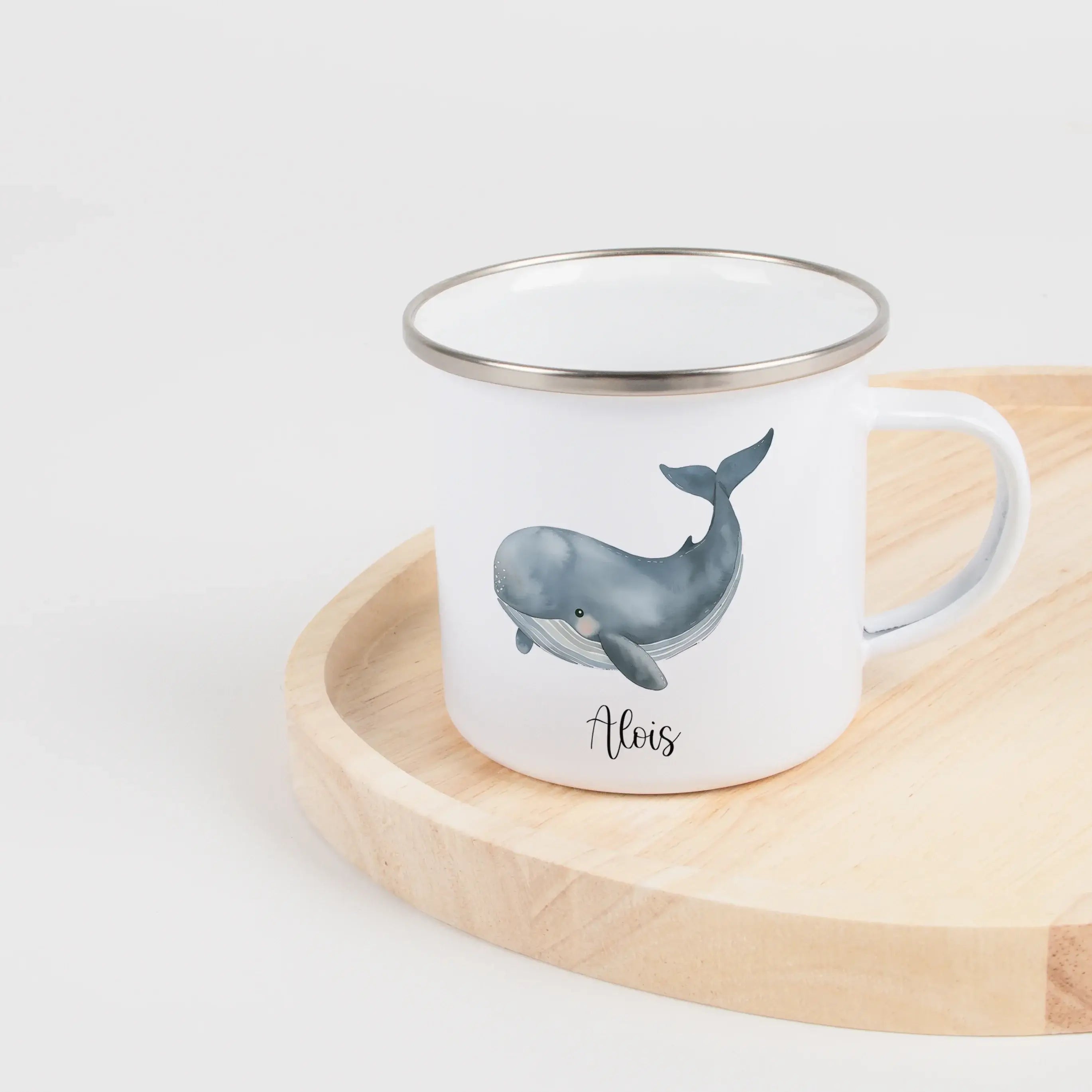 Emaille Tasse Wal-Emaille Tasse-famprints-Die Emaille Tasse Wal von famprints verbindet liebevolles Design mit persönlicher Note und wird schnell zum Lieblingsbecher für Kinder, die Meeresmotive und kleine Abenteuer lieben. Der sanft illustrierte Wal in A