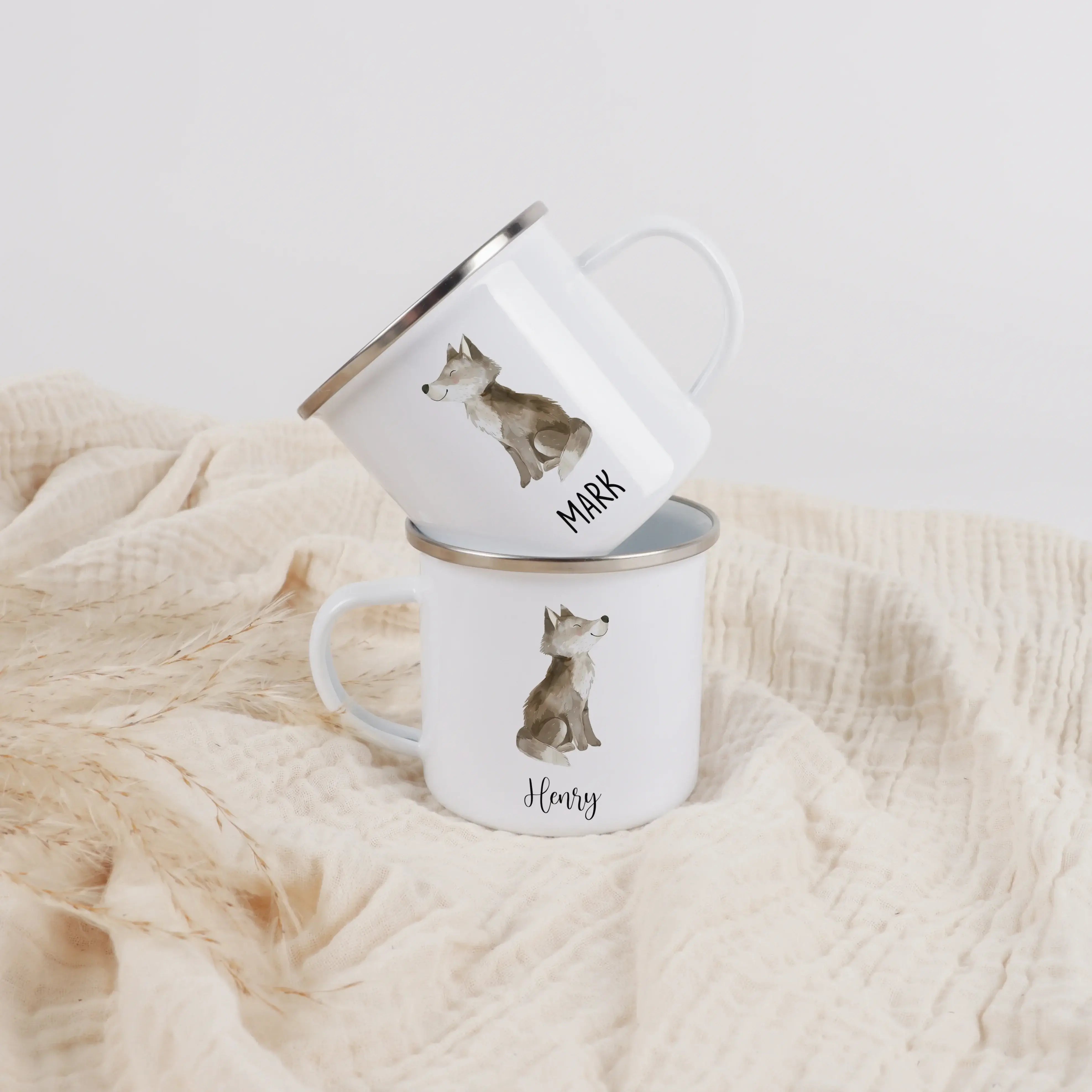 Emaille Tasse Wolf-Emaille Tasse-famprints-Die Emaille Tasse Wolf von famprints ist die richtige Wahl, wenn du einem Kind oder einem Outdoor-Fan eine persönliche Freude machen möchtest. Das liebevoll gestaltete Wolfsmotiv im Aquarellstil wirkt lebendig un