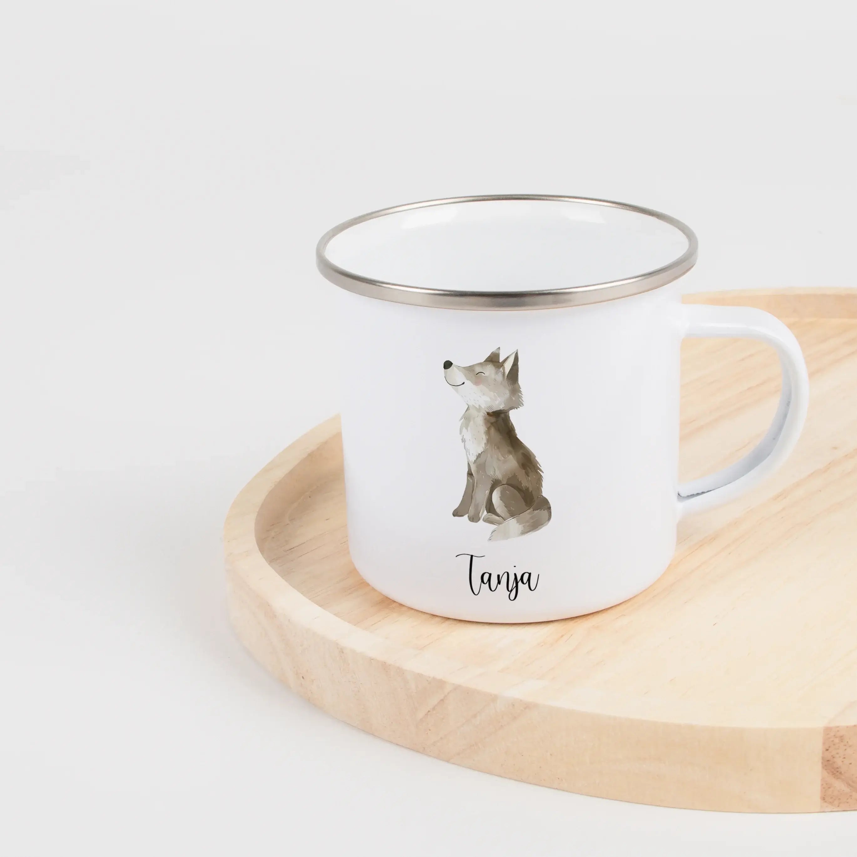 Emaille Tasse Wolf-Emaille Tasse-famprints-Die Emaille Tasse Wolf von famprints ist die richtige Wahl, wenn du einem Kind oder einem Outdoor-Fan eine persönliche Freude machen möchtest. Das liebevoll gestaltete Wolfsmotiv im Aquarellstil wirkt lebendig un