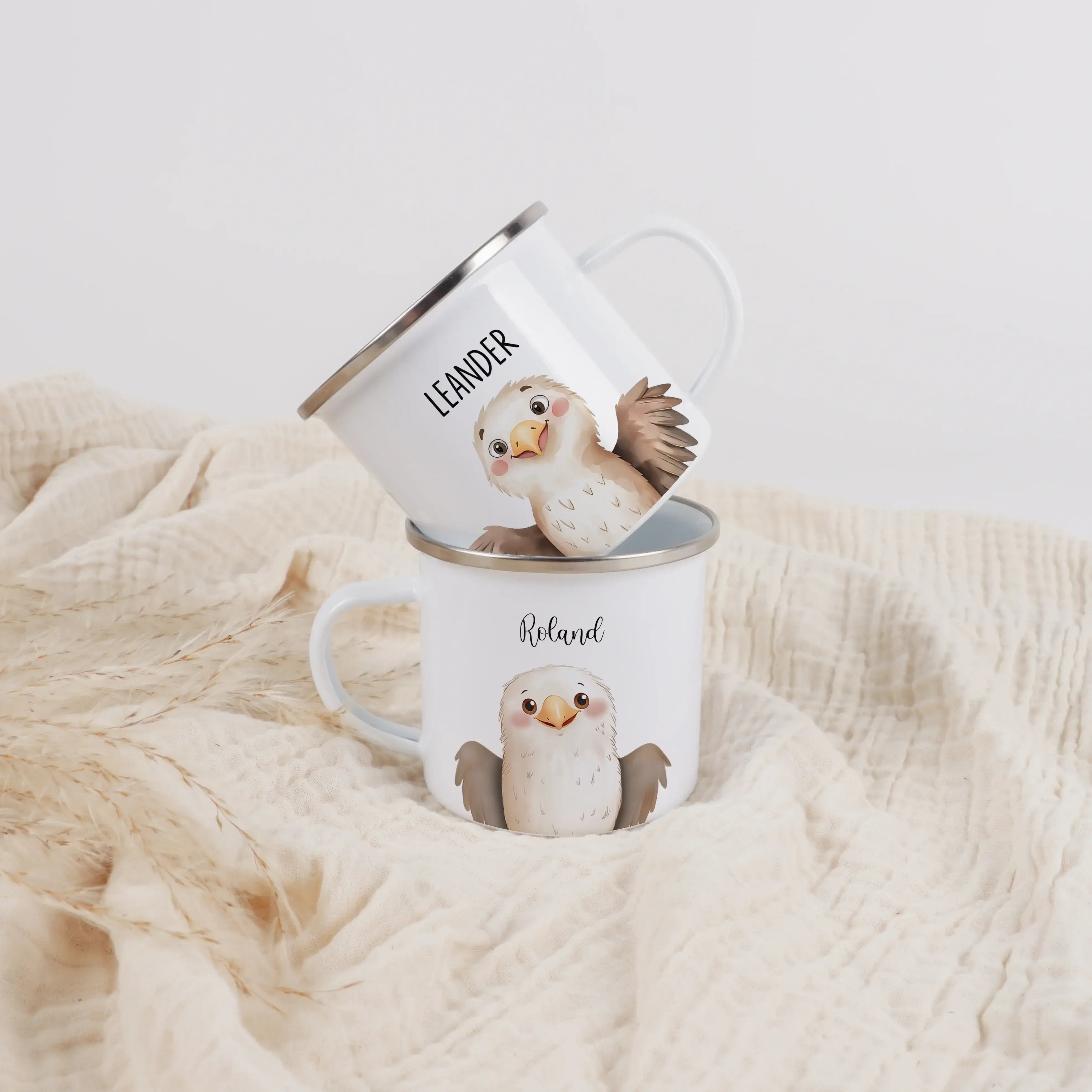 Emaille Tasse Adler Portrait-Emaille Tasse-famprints-Die Emaille Tasse Adler Portrait von famprints ist ein personalisiertes Geschenk für alle, die ein starkes Tiermotiv lieben und etwas Persönliches verschenken möchten. Das detailreiche Adler-Portrait im