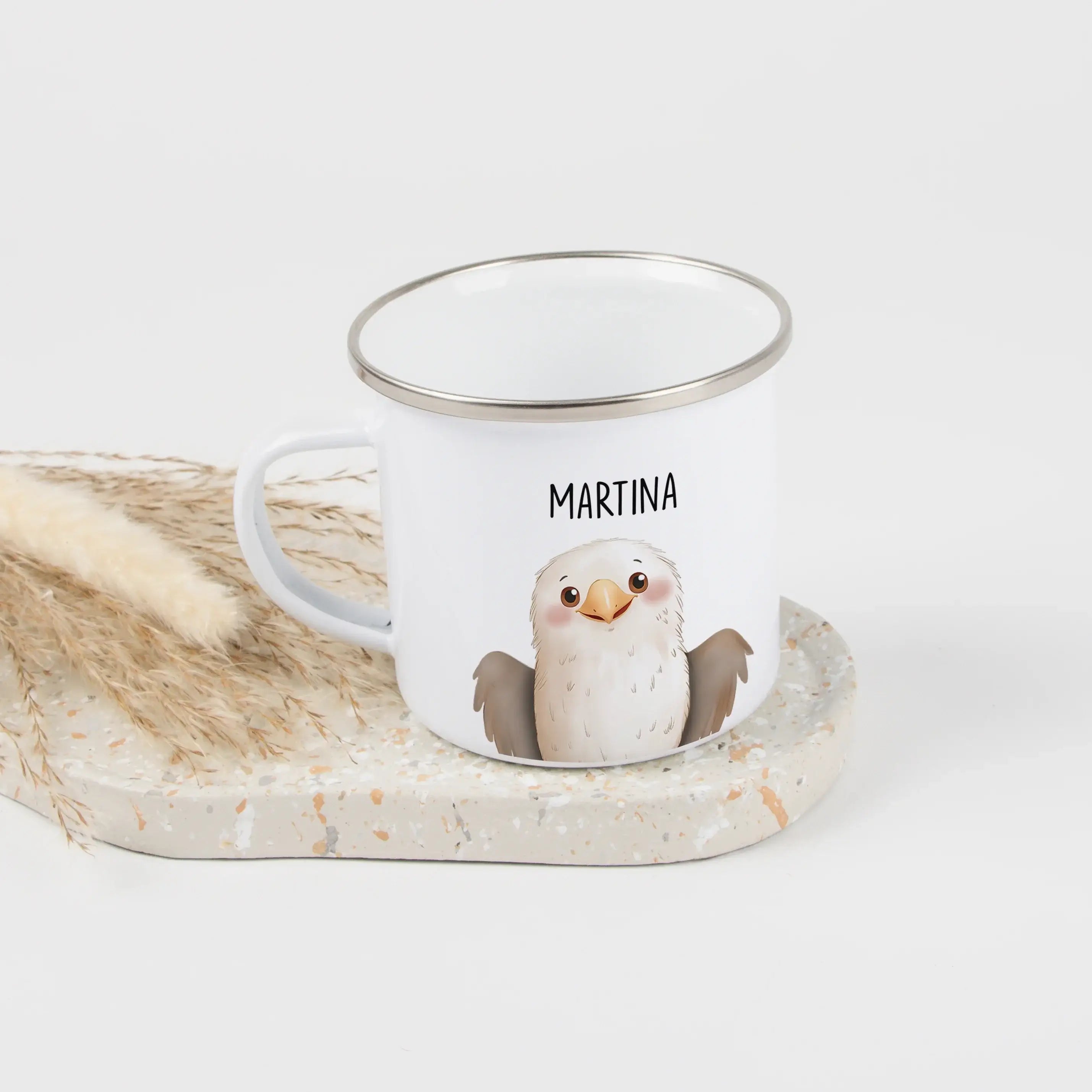 Emaille Tasse Adler Portrait-Emaille Tasse-famprints-Die Emaille Tasse Adler Portrait von famprints ist ein personalisiertes Geschenk für alle, die ein starkes Tiermotiv lieben und etwas Persönliches verschenken möchten. Das detailreiche Adler-Portrait im