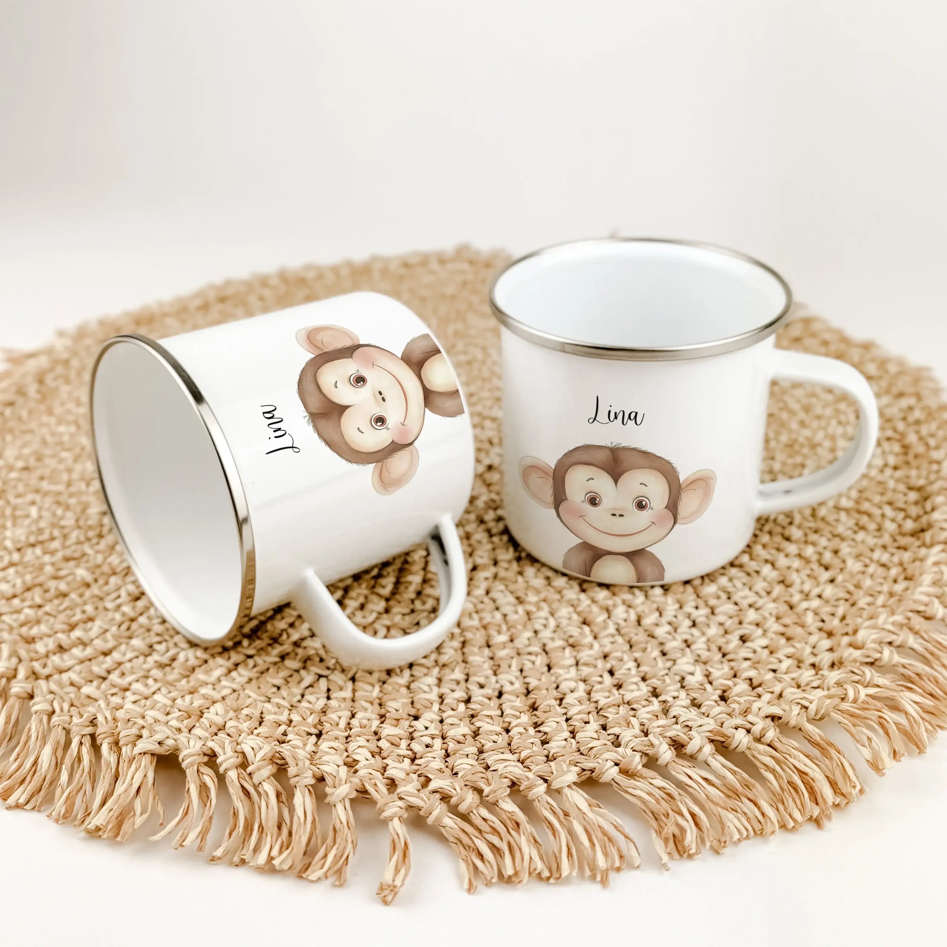 Emaille Tasse Affe Portrait-famprints-Emaille Tasse-Entdecke die bezaubernde Emaille Tasse Affe Portrait, die jedes Kind verzaubert! Diese liebevoll gestaltete Emaille Tasse personalisiert macht jeden Schluck zu einem besonderen Moment: Stell dir vor, wie