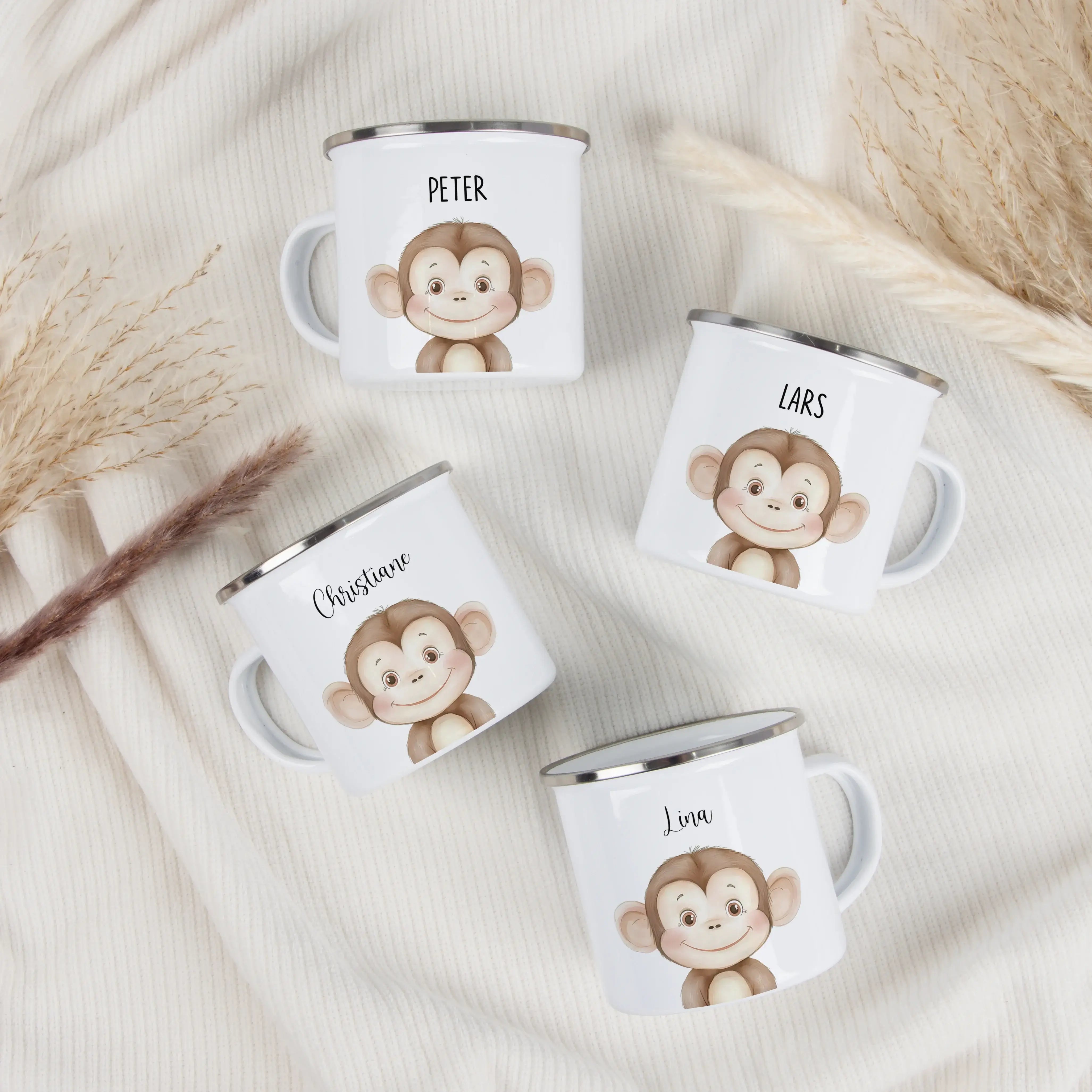 Emaille Tasse Affe Portrait-Emaille Tasse-famprints-Die Emaille Tasse Affe Portrait von famprints verwandelt jeden Schluck in einen kleinen Glücksmoment. Das detailreiche Tiermotiv im Aquarellstil, kombiniert mit deinem persönlichen Wunschnamen, macht die