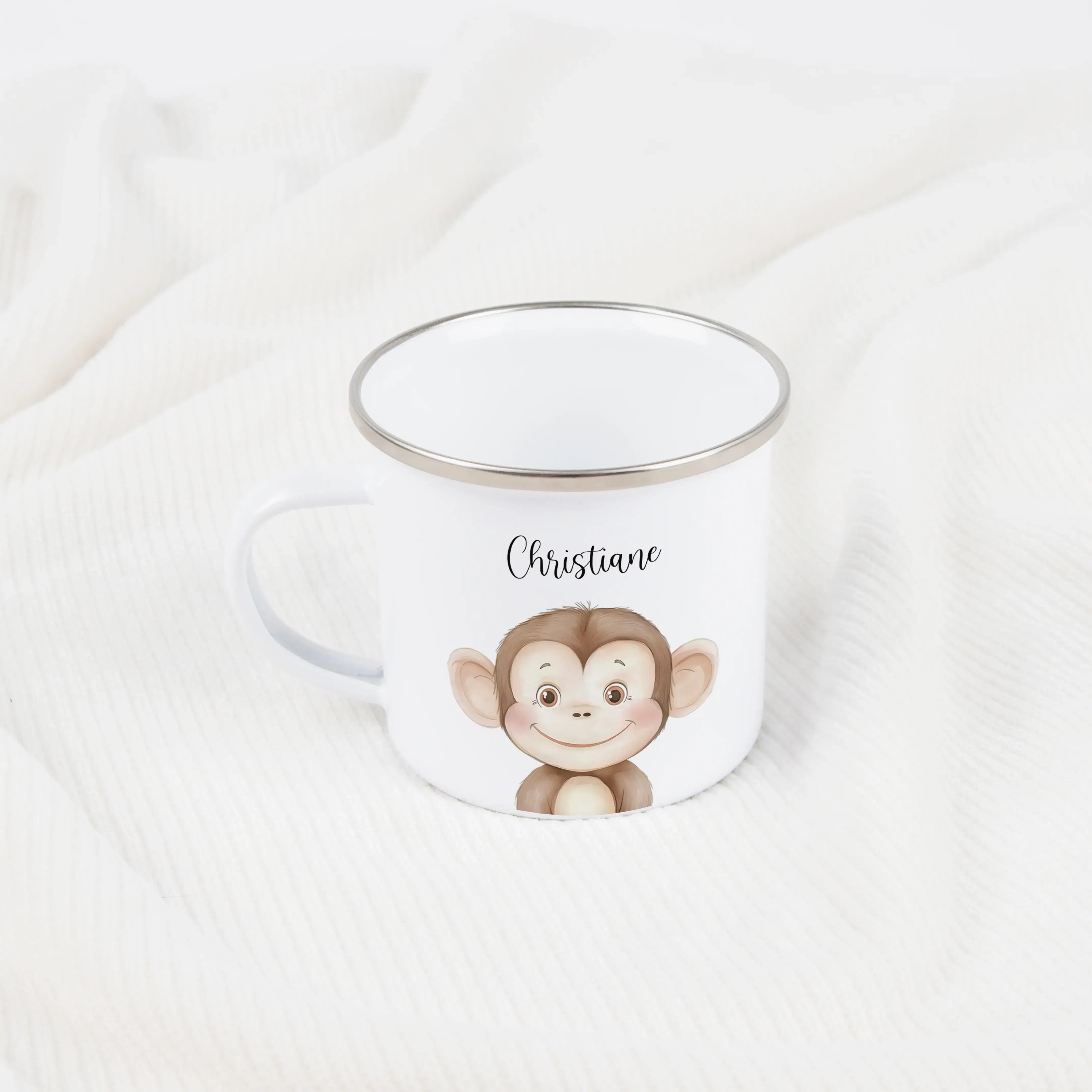 Emaille Tasse Affe Portrait-Emaille Tasse-famprints-Die Emaille Tasse Affe Portrait von famprints verwandelt jeden Schluck in einen kleinen Glücksmoment. Das detailreiche Tiermotiv im Aquarellstil, kombiniert mit deinem persönlichen Wunschnamen, macht die