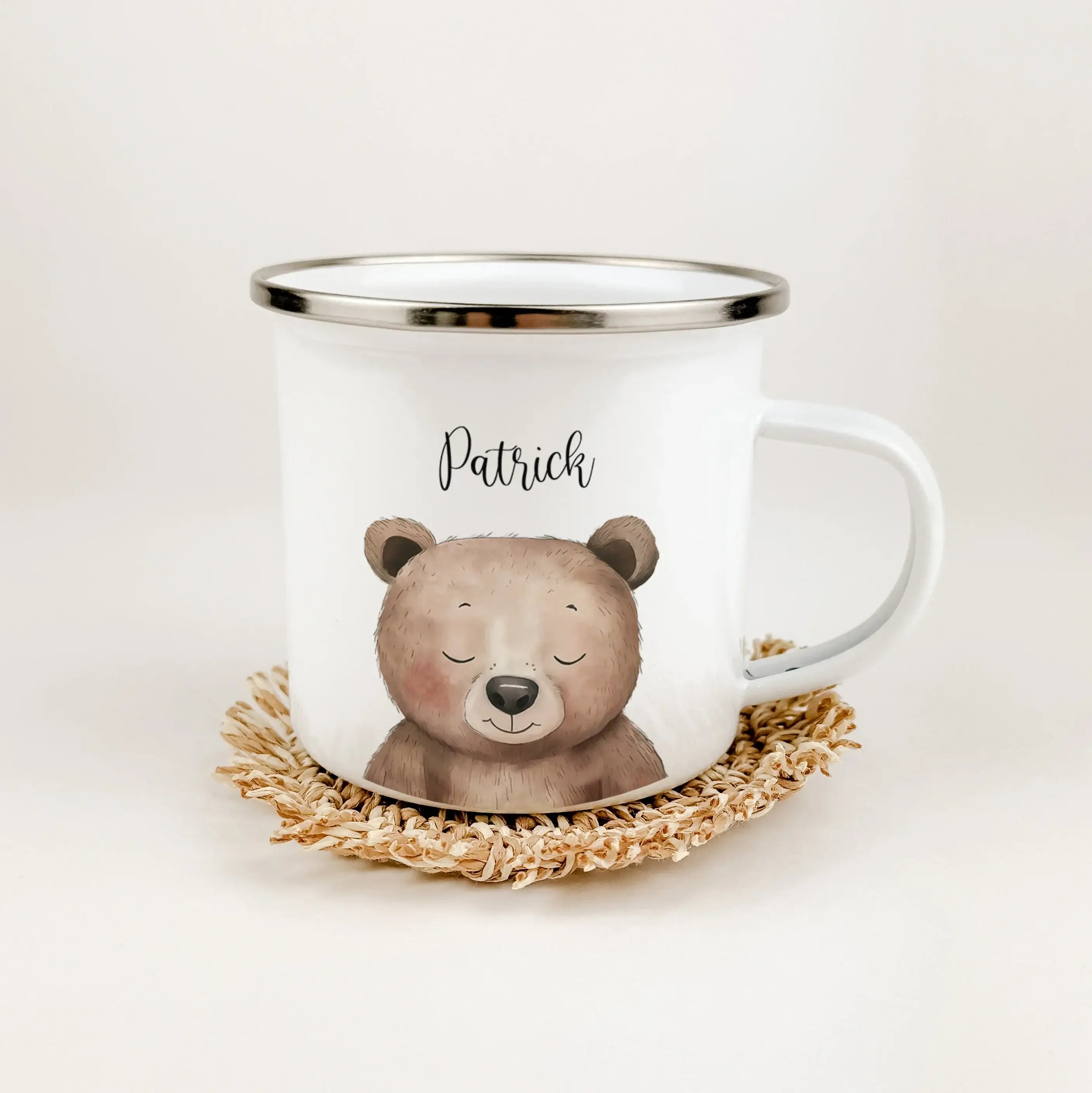 Emaille Tasse Bär Portrait-famprints-Emaille Tasse-Entdecke die zauberhafte Emaille Tasse Bär Portrait – ein persönliches Highlight für kleine Entdecker! Diese Emaille Tasse personalisiert begeistert nicht nur durch ihr ansprechendes Design, sondern auch