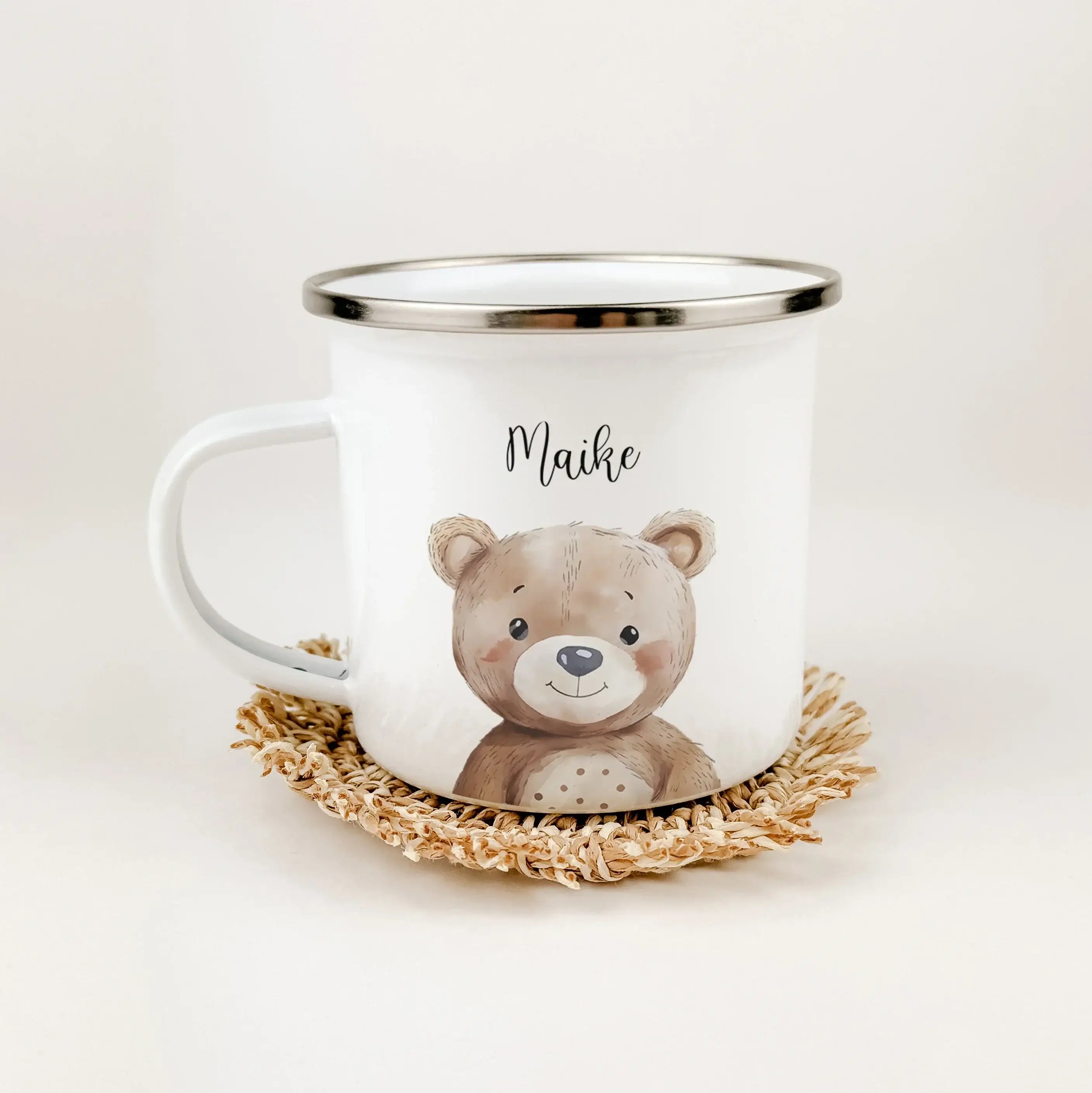 Emaille Tasse Bär Portrait-famprints-Emaille Tasse-Entdecke die zauberhafte Emaille Tasse Bär Portrait – ein persönliches Highlight für kleine Entdecker! Diese Emaille Tasse personalisiert begeistert nicht nur durch ihr ansprechendes Design, sondern auch