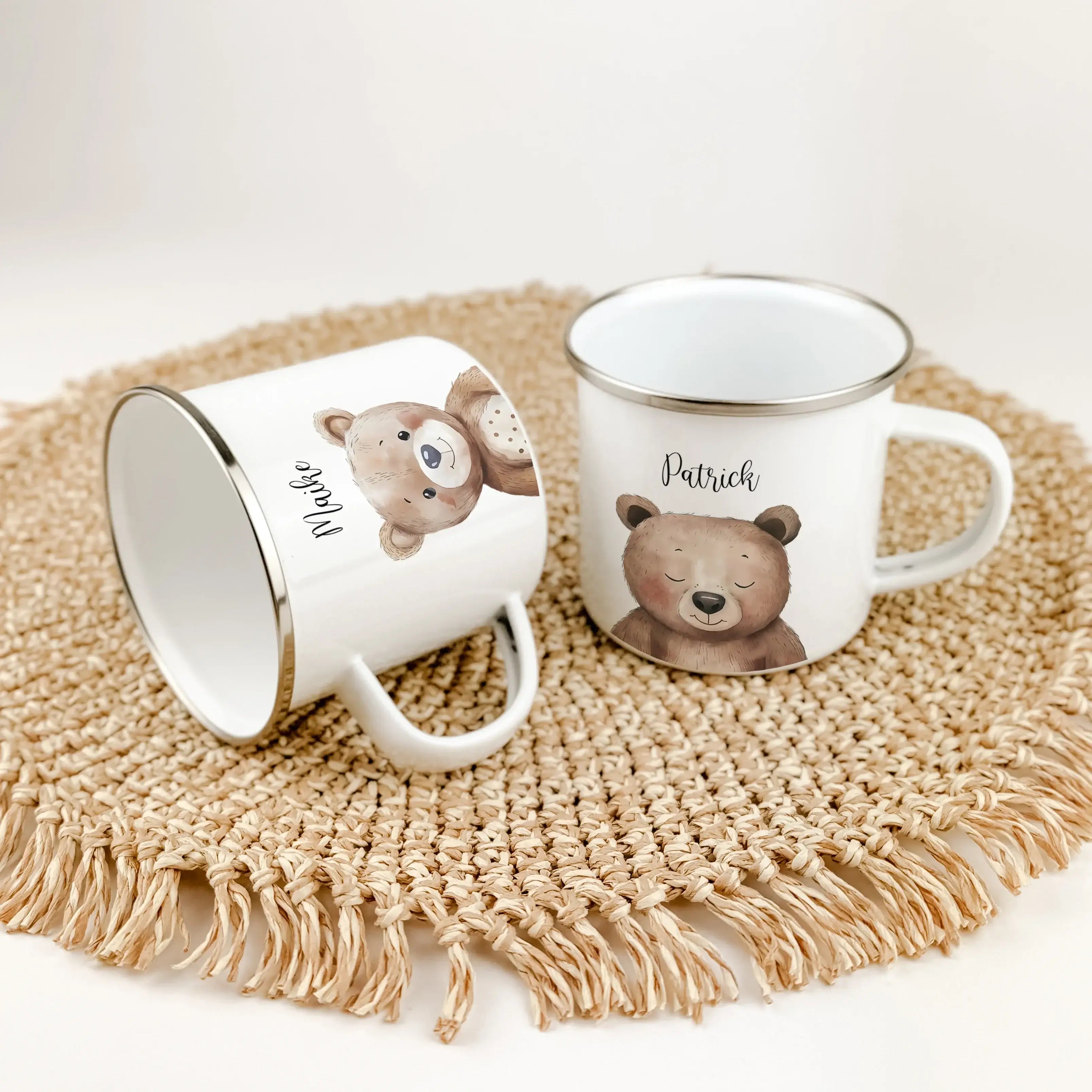 Emaille Tasse Bär Portrait-famprints-Emaille Tasse-Entdecke die zauberhafte Emaille Tasse Bär Portrait – ein persönliches Highlight für kleine Entdecker! Diese Emaille Tasse personalisiert begeistert nicht nur durch ihr ansprechendes Design, sondern auch