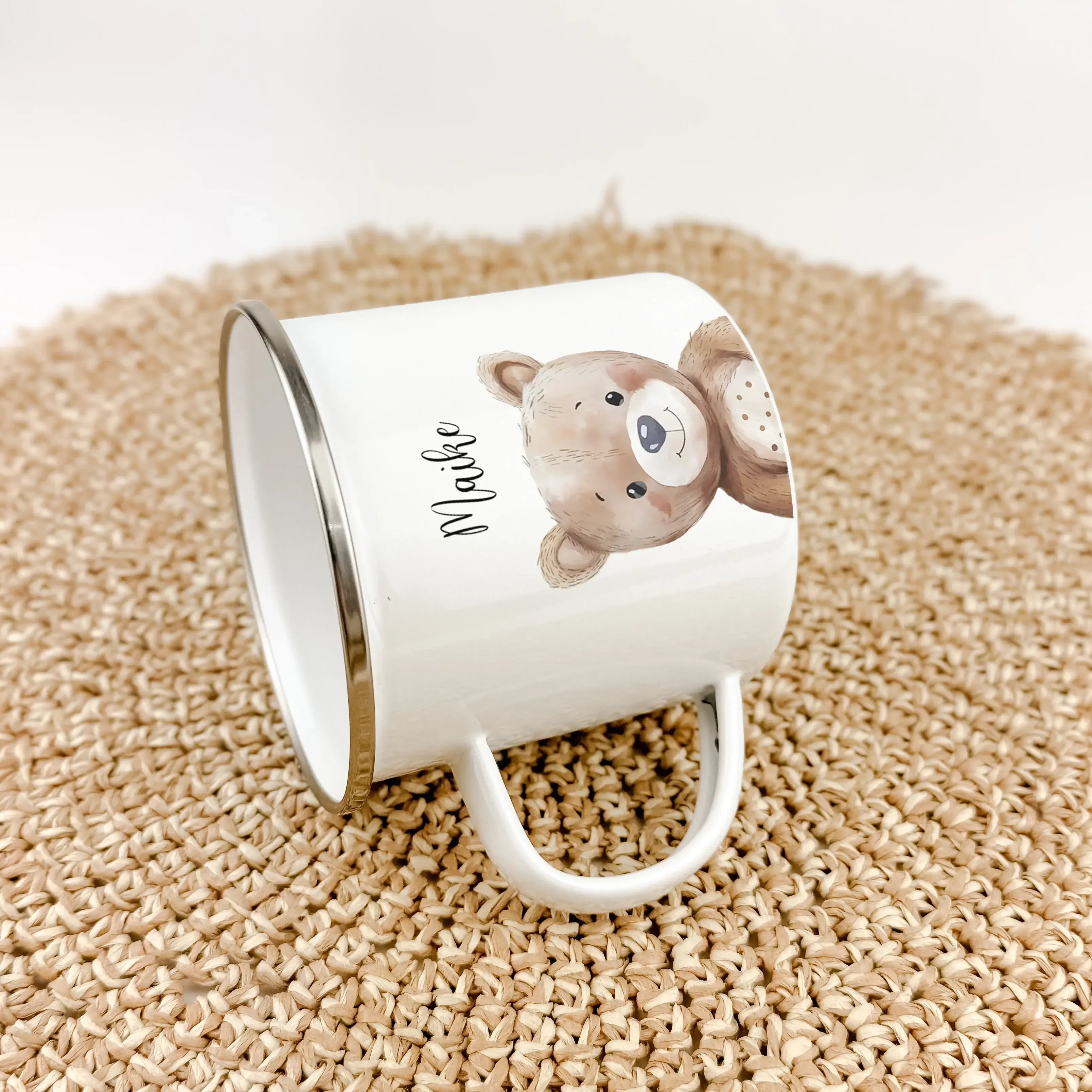 Emaille Tasse Bär Portrait-famprints-Emaille Tasse-Entdecke die zauberhafte Emaille Tasse Bär Portrait – ein persönliches Highlight für kleine Entdecker! Diese Emaille Tasse personalisiert begeistert nicht nur durch ihr ansprechendes Design, sondern auch