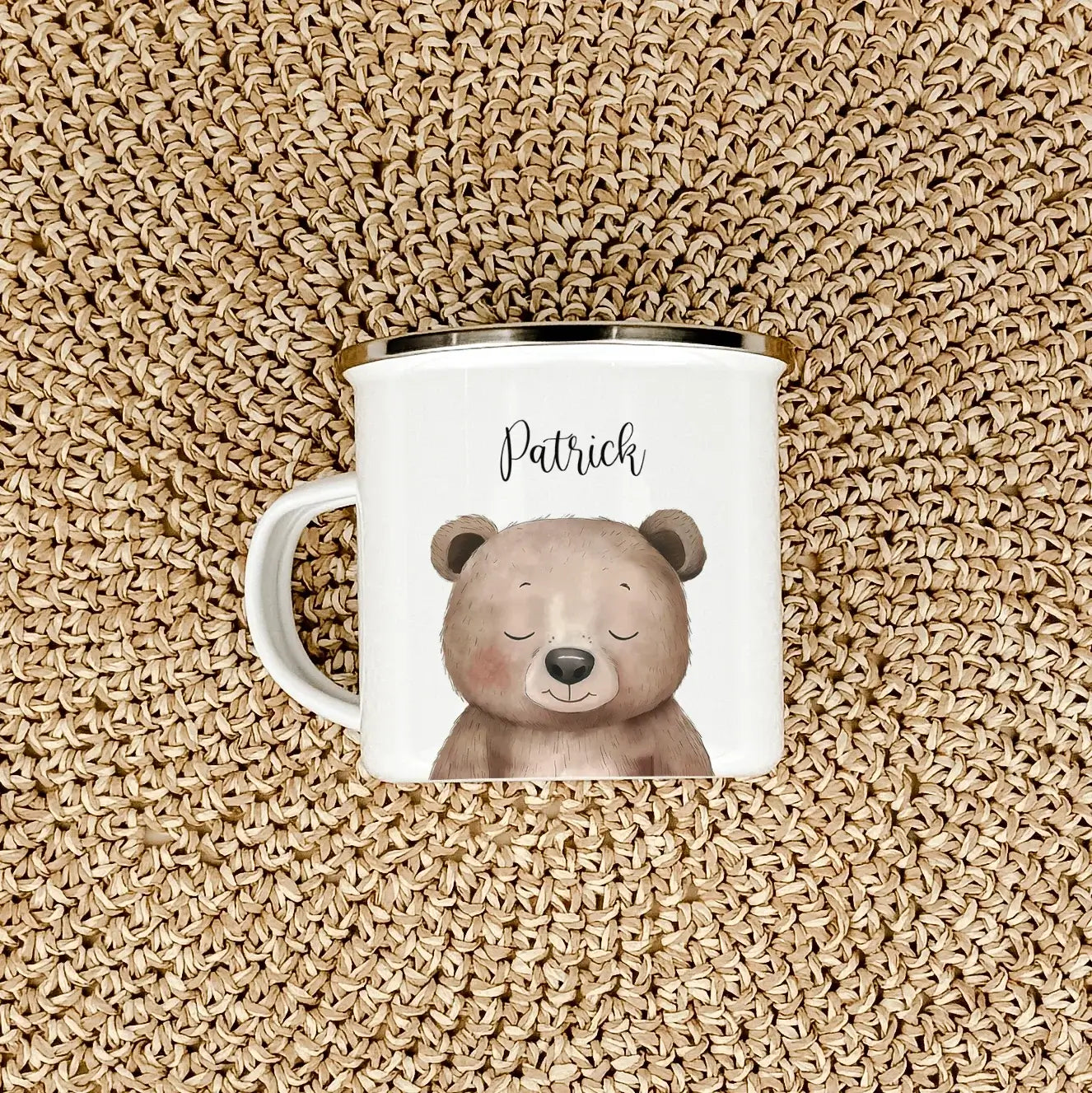 Emaille Tasse Bär Portrait-famprints-Emaille Tasse-Entdecke die zauberhafte Emaille Tasse Bär Portrait – ein persönliches Highlight für kleine Entdecker! Diese Emaille Tasse personalisiert begeistert nicht nur durch ihr ansprechendes Design, sondern auch