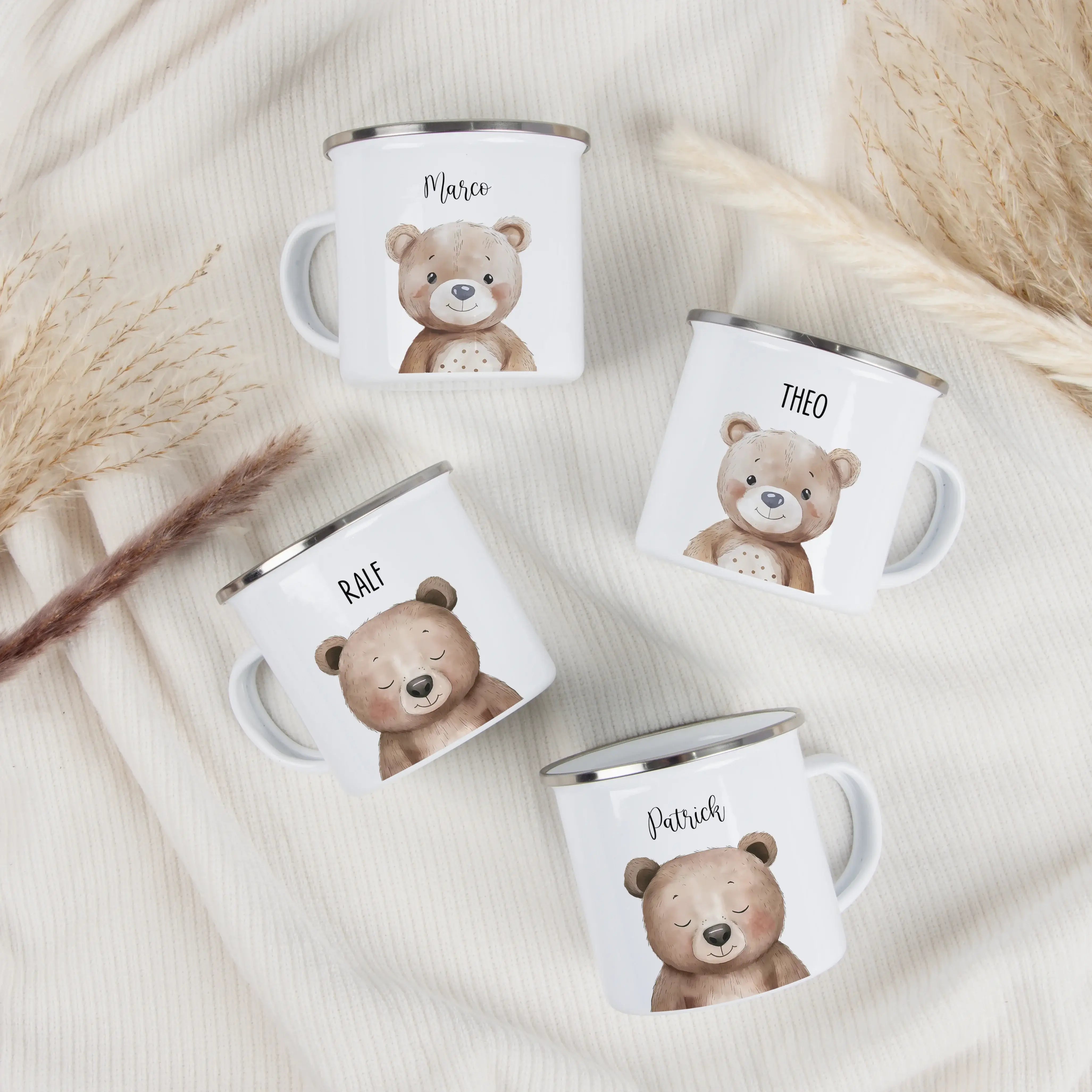 Emaille Tasse Bär Portrait-Emaille Tasse-famprints-Die Emaille Tasse Bär Portrait von famprints verwandelt kleine Momente in persönliche Erinnerungen. Das liebevoll illustrierte Bärenmotiv in sanfter Aquarell-Optik und die Möglichkeit, einen eigenen Namen