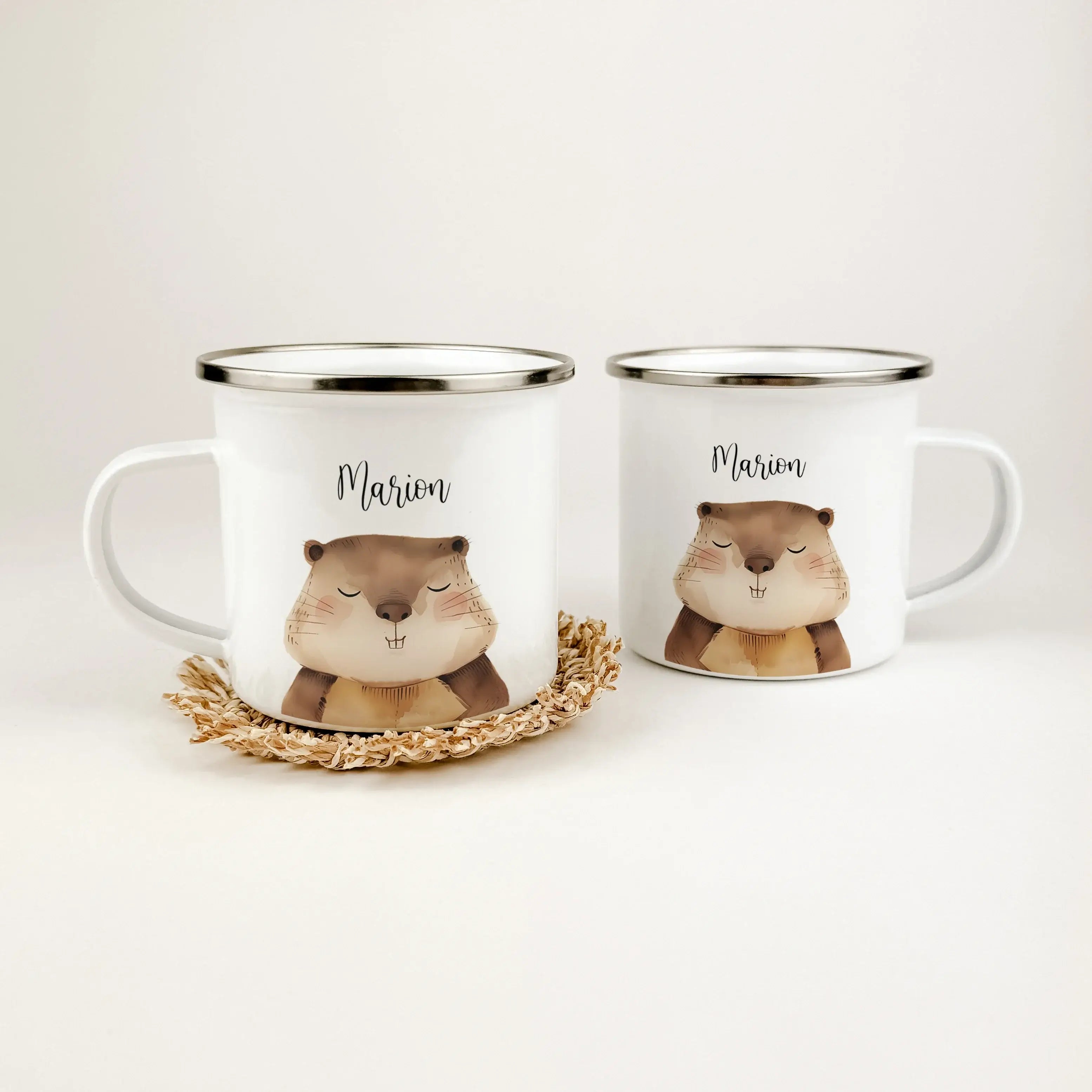 Emaille Tasse Biber Portrait-famprints-Emaille Tasse-Entdecke unsere zauberhafte Emaille Tasse Biber Portrait, die nicht nur ein funktionales Accessoire ist, sondern auch jeden Schluck zu einem besonderen Erlebnis macht! Diese Emaille Tasse personalisiert