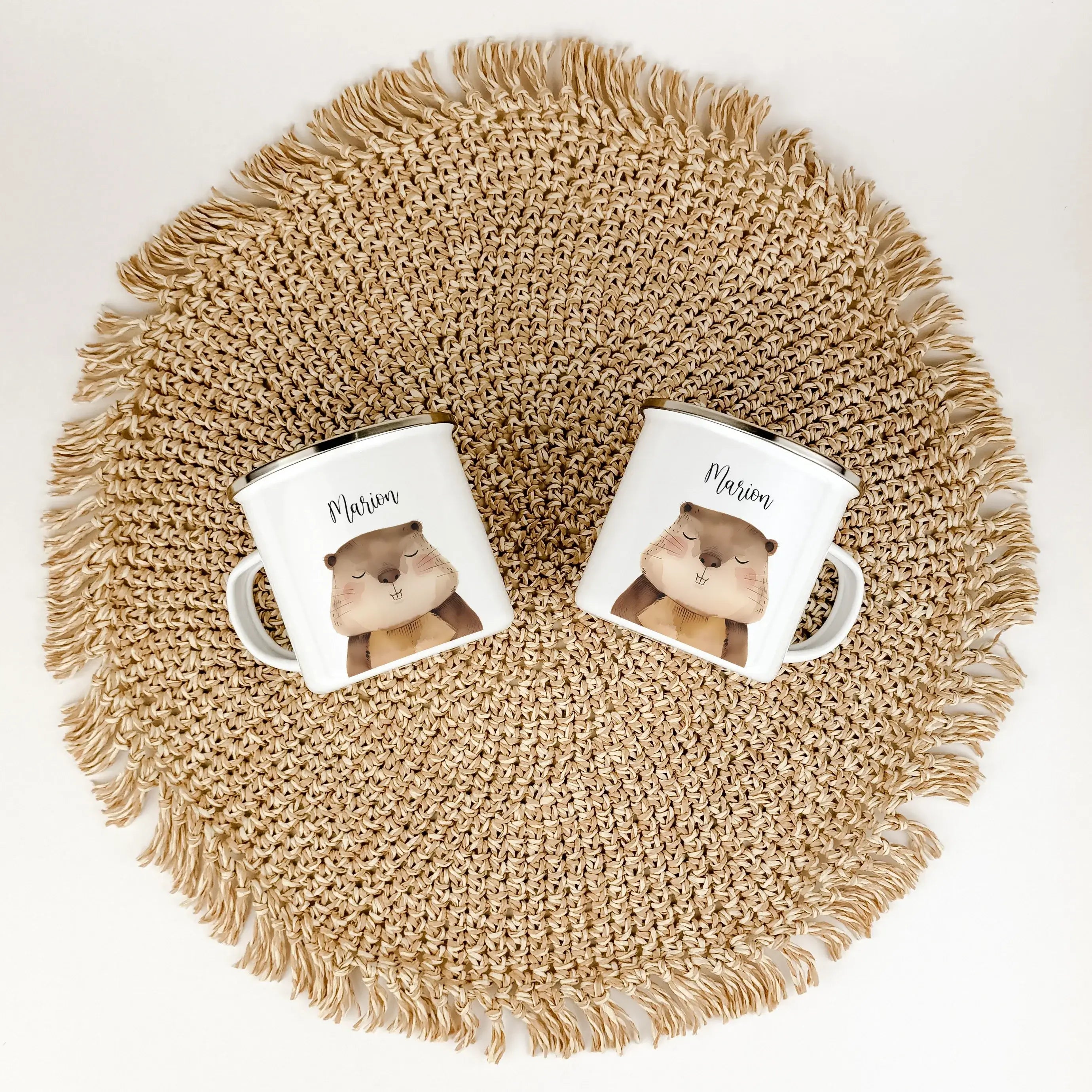 Emaille Tasse Biber Portrait-famprints-Emaille Tasse-Entdecke unsere zauberhafte Emaille Tasse Biber Portrait, die nicht nur ein funktionales Accessoire ist, sondern auch jeden Schluck zu einem besonderen Erlebnis macht! Diese Emaille Tasse personalisiert