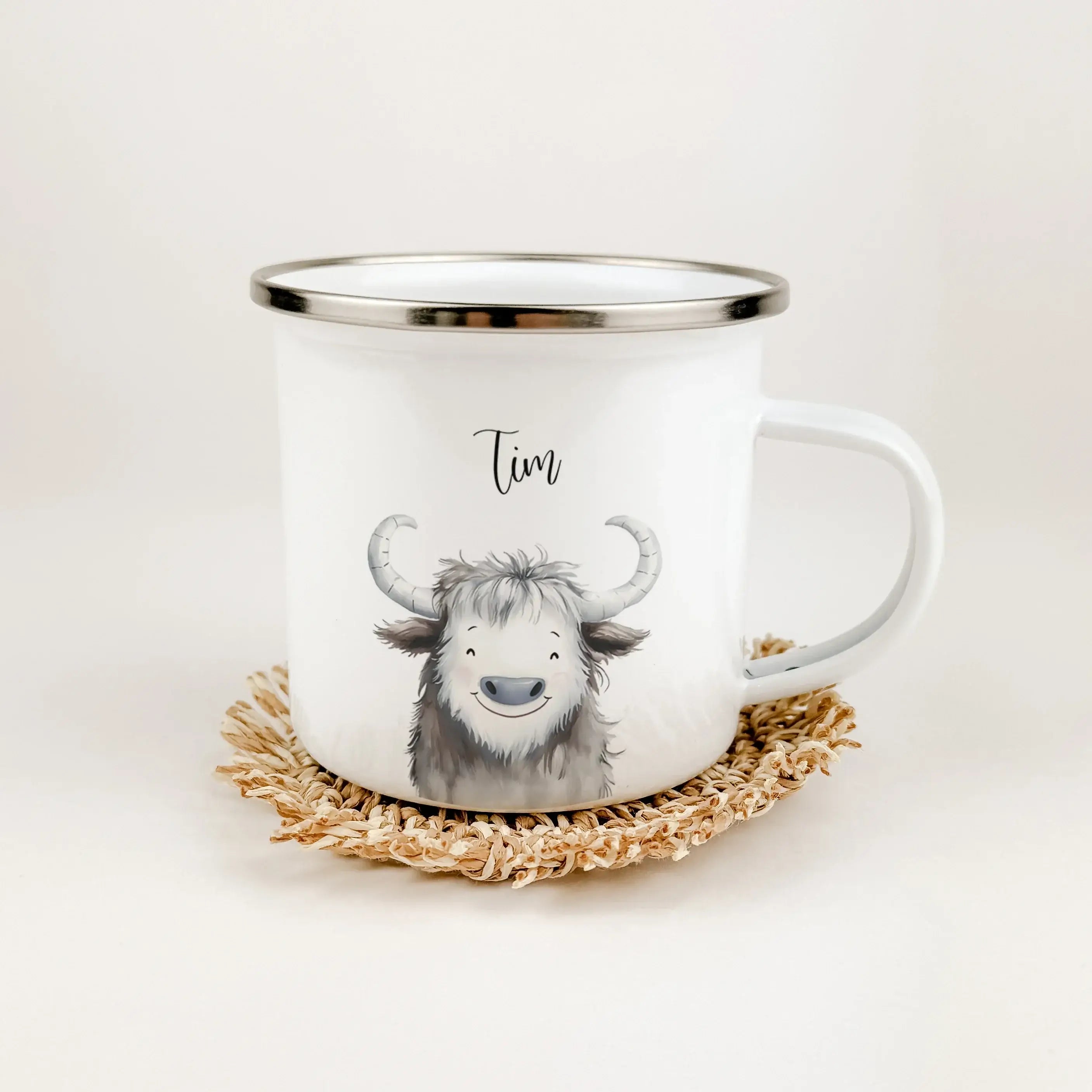 Emaille Tasse Yak Portrait-famprints-Emaille Tasse-Entdecke die bezaubernde Emaille Tasse Yak Portrait – das ideale Geschenk für kleine Abenteurer! Unsere Emaille Tasse personalisiert lässt die Herzen höher schlagen. Du kannst den Namen deines Kindes auf