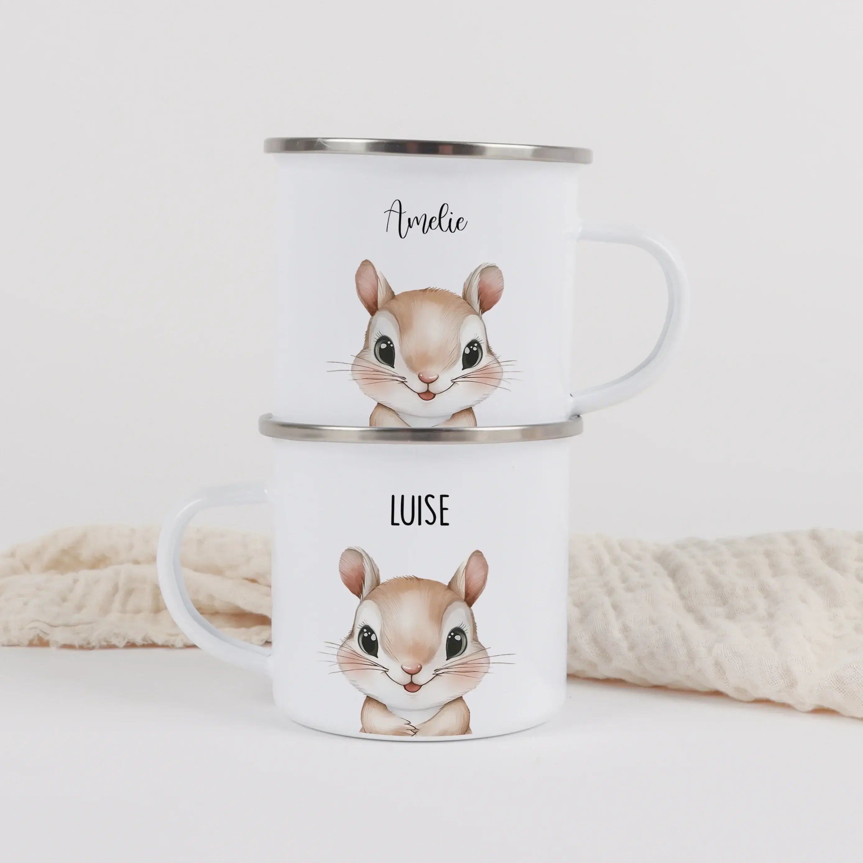 Emaille Tasse Eichhörnchen Portrait-Emaille Tasse-famprints-Die Emaille Tasse Eichhörnchen Portrait ist eine liebevoll gestaltete Tasse für alle, die personalisierte Geschenke mit Bedeutung suchen. Das detailreiche Eichhörnchen-Motiv im künstlerischen Sti