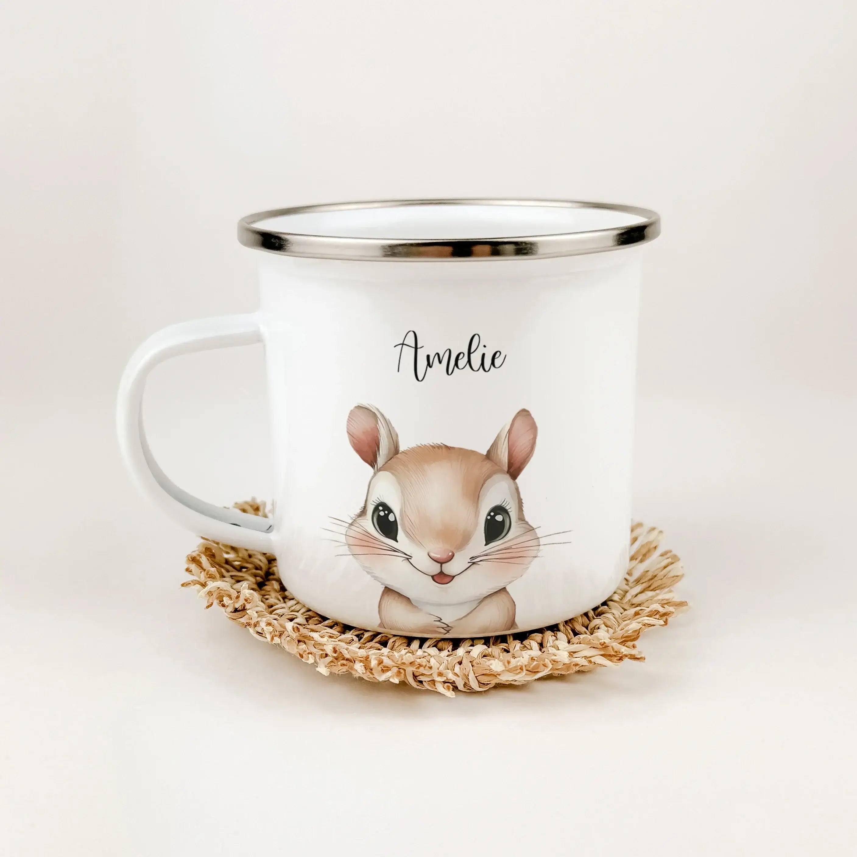 Emaille Tasse Eichhörnchen Portrait-famprints-Emaille Tasse-Entdecke die bezaubernde Emaille Tasse Eichhörnchen Portrait, die nicht nur durch ihr süßes Design begeistert, sondern auch eine persönliche Note in dein Leben bringt. Diese Emaille Tasse persona