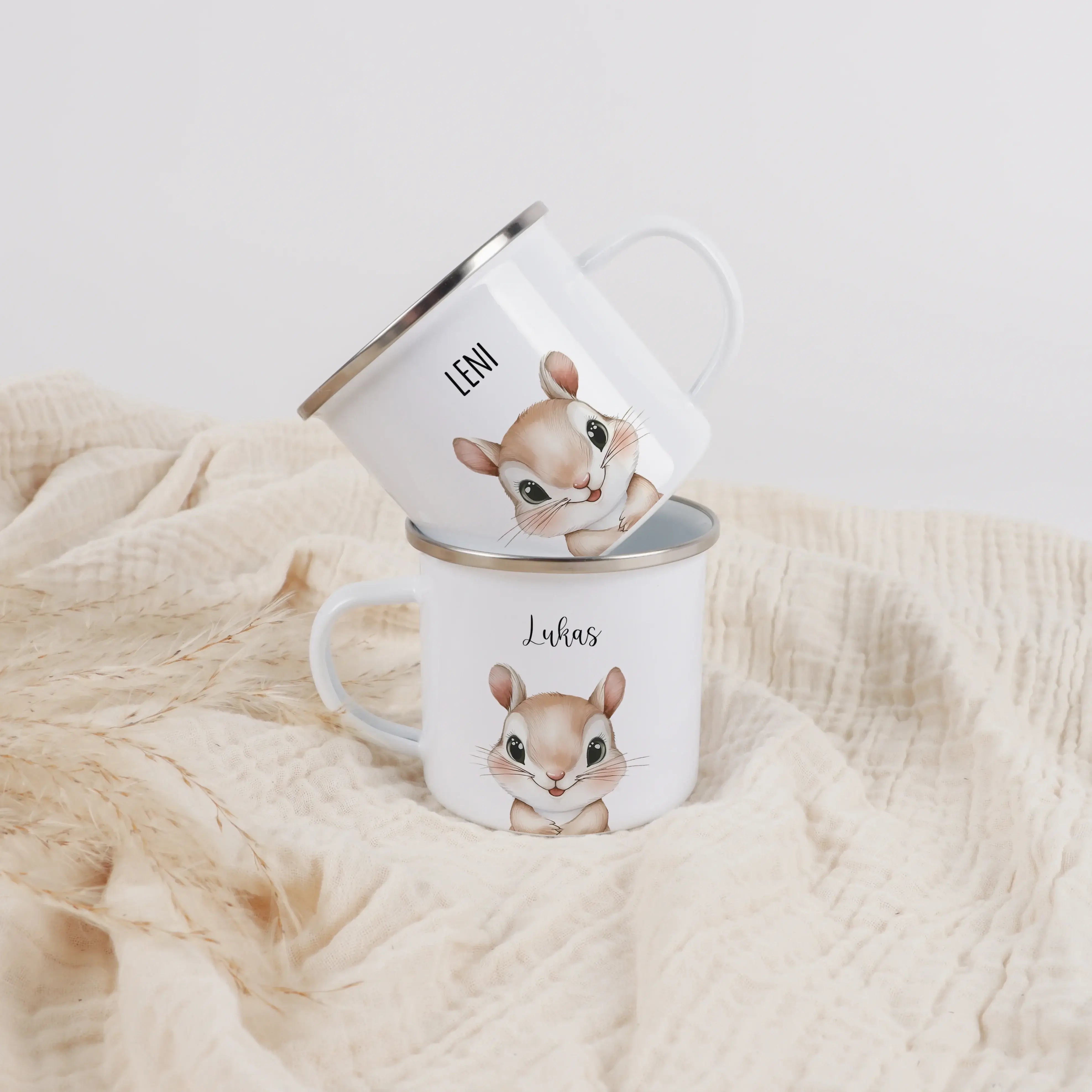 Emaille Tasse Eichhörnchen Portrait-Emaille Tasse-famprints-Die Emaille Tasse Eichhörnchen Portrait ist eine liebevoll gestaltete Tasse für alle, die personalisierte Geschenke mit Bedeutung suchen. Das detailreiche Eichhörnchen-Motiv im künstlerischen Sti