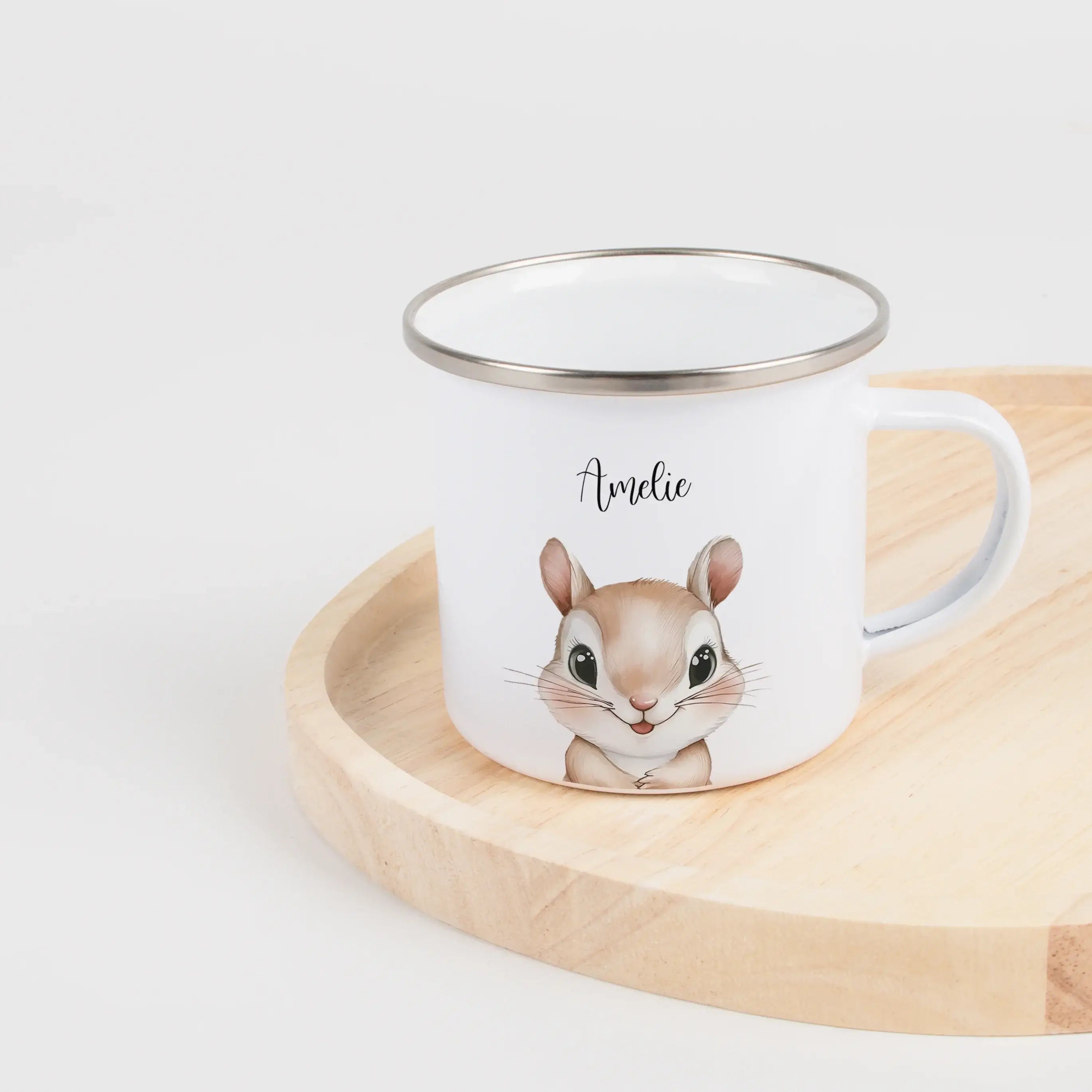 Emaille Tasse Eichhörnchen Portrait-Emaille Tasse-famprints-Die Emaille Tasse Eichhörnchen Portrait ist eine liebevoll gestaltete Tasse für alle, die personalisierte Geschenke mit Bedeutung suchen. Das detailreiche Eichhörnchen-Motiv im künstlerischen Sti