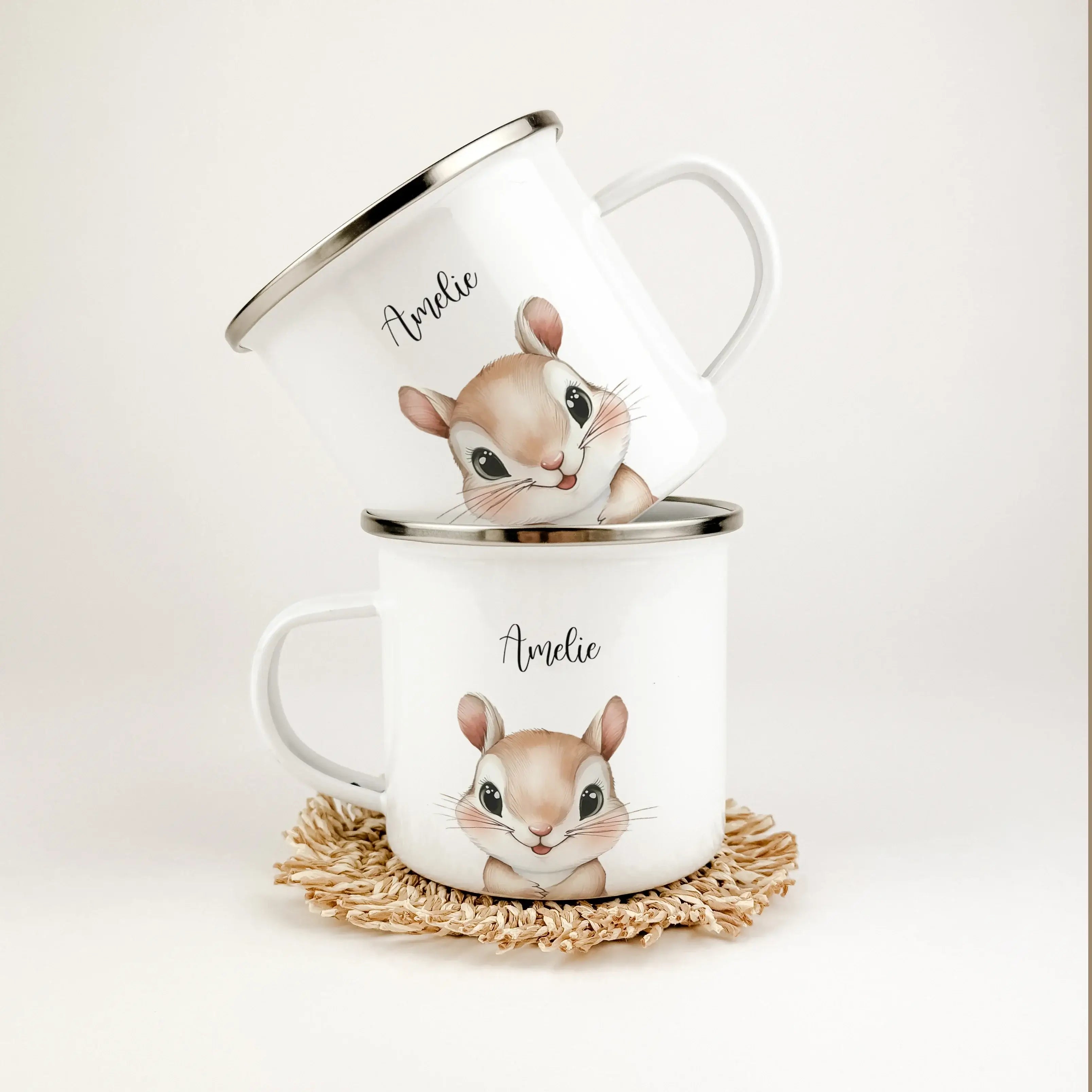 Emaille Tasse Eichhörnchen Portrait-famprints-Emaille Tasse-Entdecke die bezaubernde Emaille Tasse Eichhörnchen Portrait, die nicht nur durch ihr süßes Design begeistert, sondern auch eine persönliche Note in dein Leben bringt. Diese Emaille Tasse persona