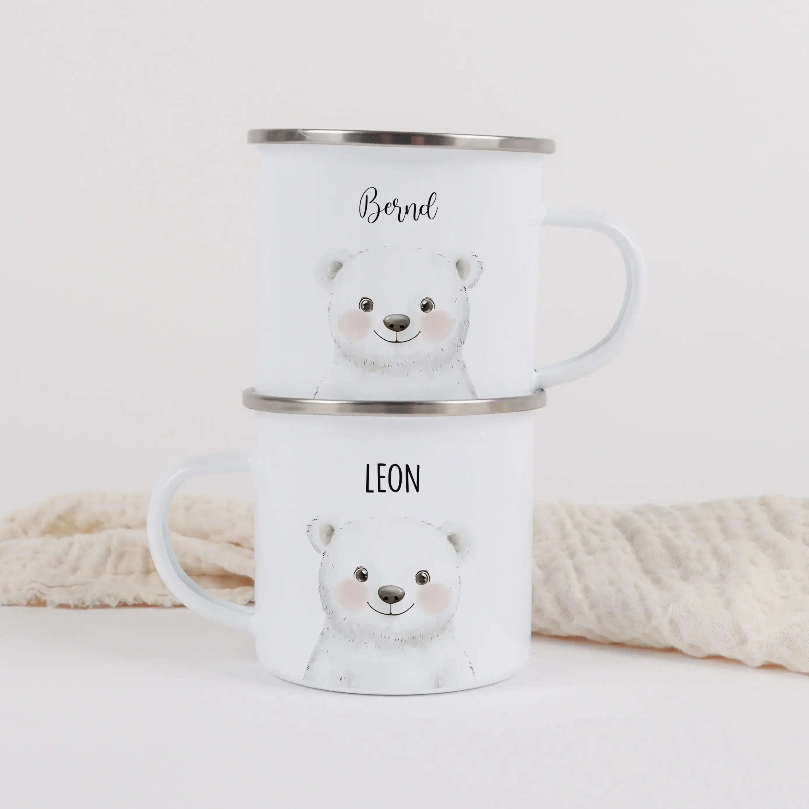 Emaille Tasse Eisbär Portrait-Emaille Tasse-famprints-Die Emaille Tasse Eisbär Portrait von famprints ist eine liebevoll gestaltete Kindertasse, die Alltag und Geschenkidee perfekt verbindet. Das zarte Eisbärenmotiv im Portrait-Stil wirkt ruhig, verspielt