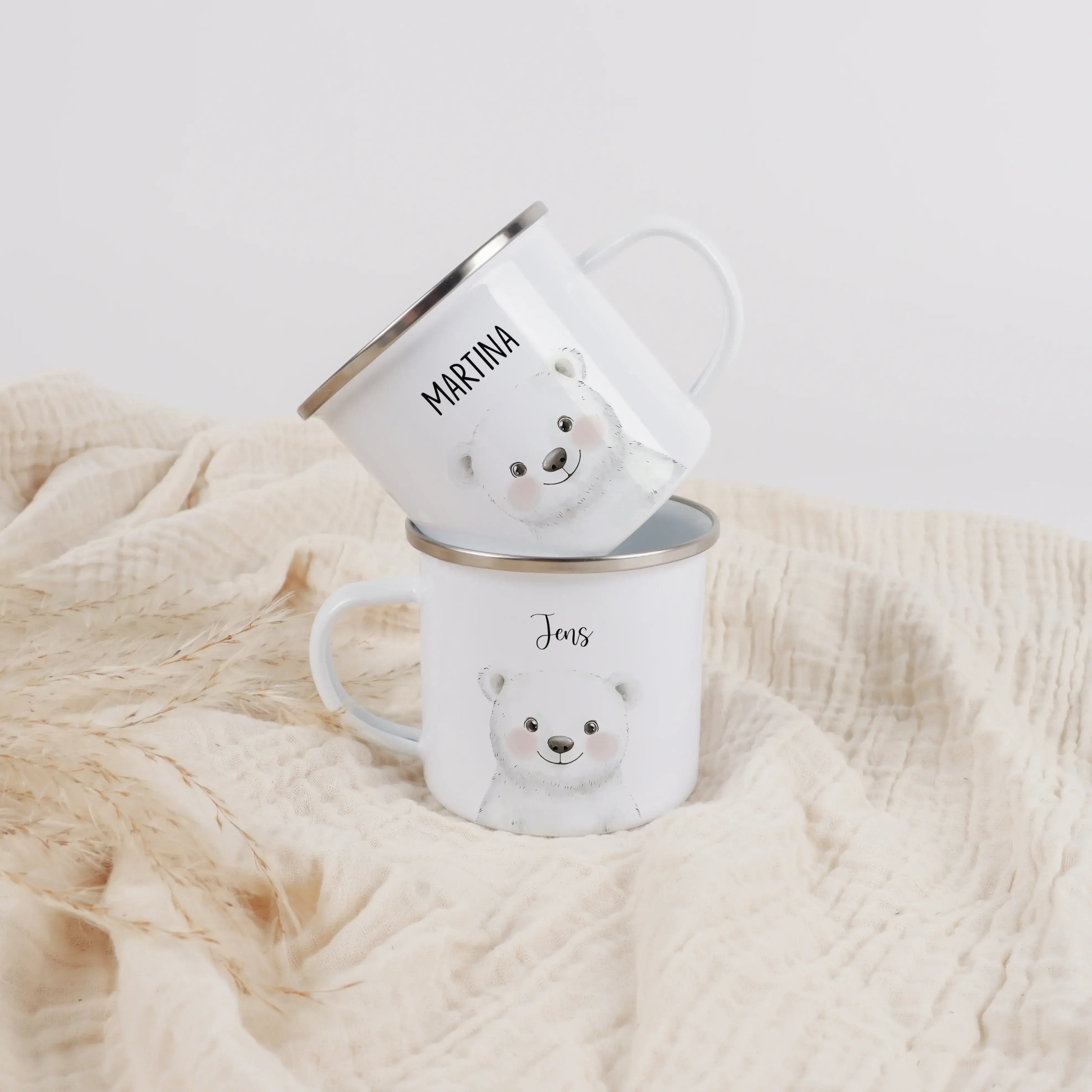 Emaille Tasse Eisbär Portrait-Emaille Tasse-famprints-Die Emaille Tasse Eisbär Portrait von famprints ist eine liebevoll gestaltete Kindertasse, die Alltag und Geschenkidee perfekt verbindet. Das zarte Eisbärenmotiv im Portrait-Stil wirkt ruhig, verspielt