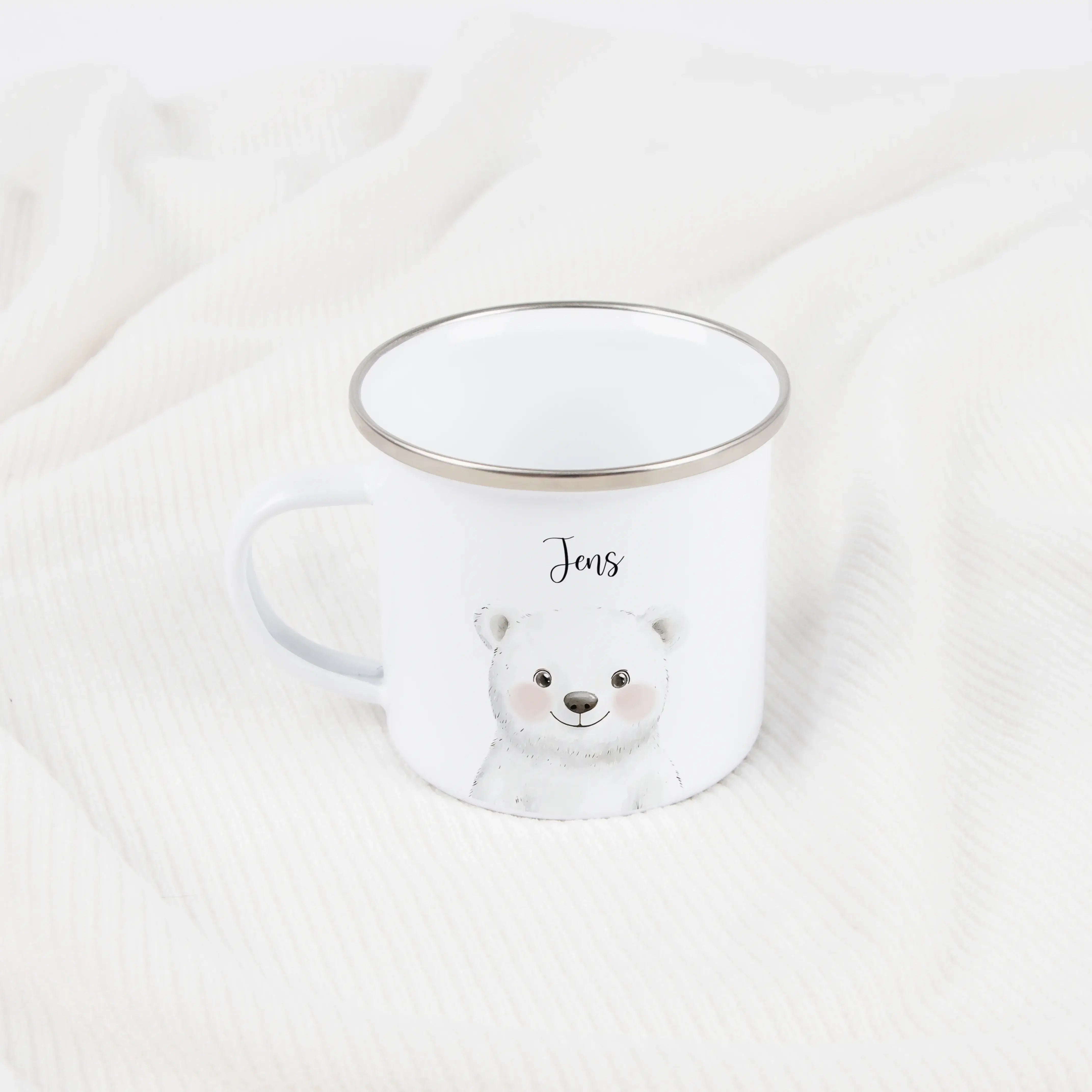 Emaille Tasse Eisbär Portrait-Emaille Tasse-famprints-Die Emaille Tasse Eisbär Portrait von famprints ist eine liebevoll gestaltete Kindertasse, die Alltag und Geschenkidee perfekt verbindet. Das zarte Eisbärenmotiv im Portrait-Stil wirkt ruhig, verspielt