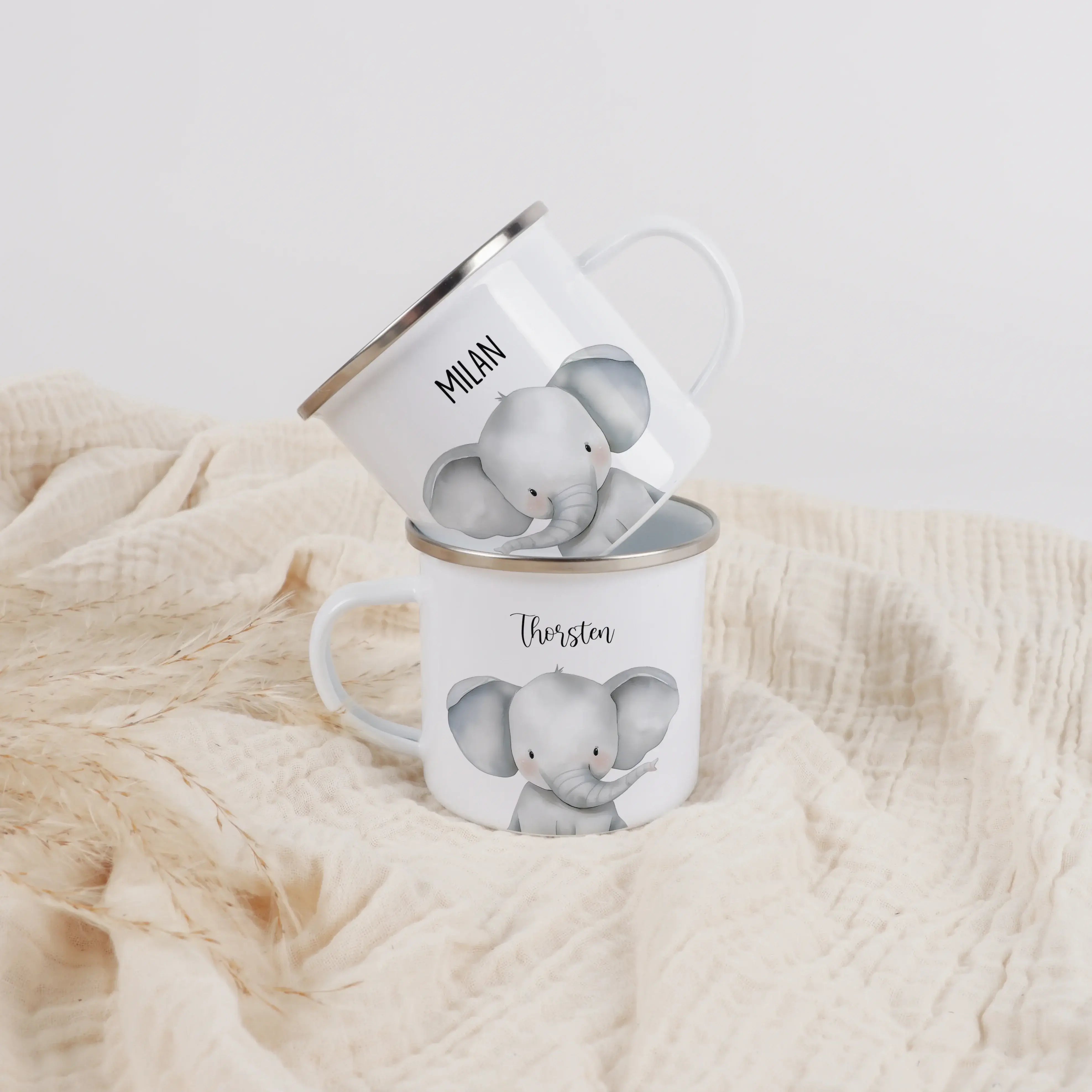 Emaille Tasse Elefant Portrait-Emaille Tasse-famprints-Die Emaille Tasse Elefant Portrait verbindet liebevolles Design mit persönlicher Note und wird bei famprints zu einem Geschenk, das Kinder im Alltag gern nutzen. Das sanfte Elefantenmotiv entsteht in