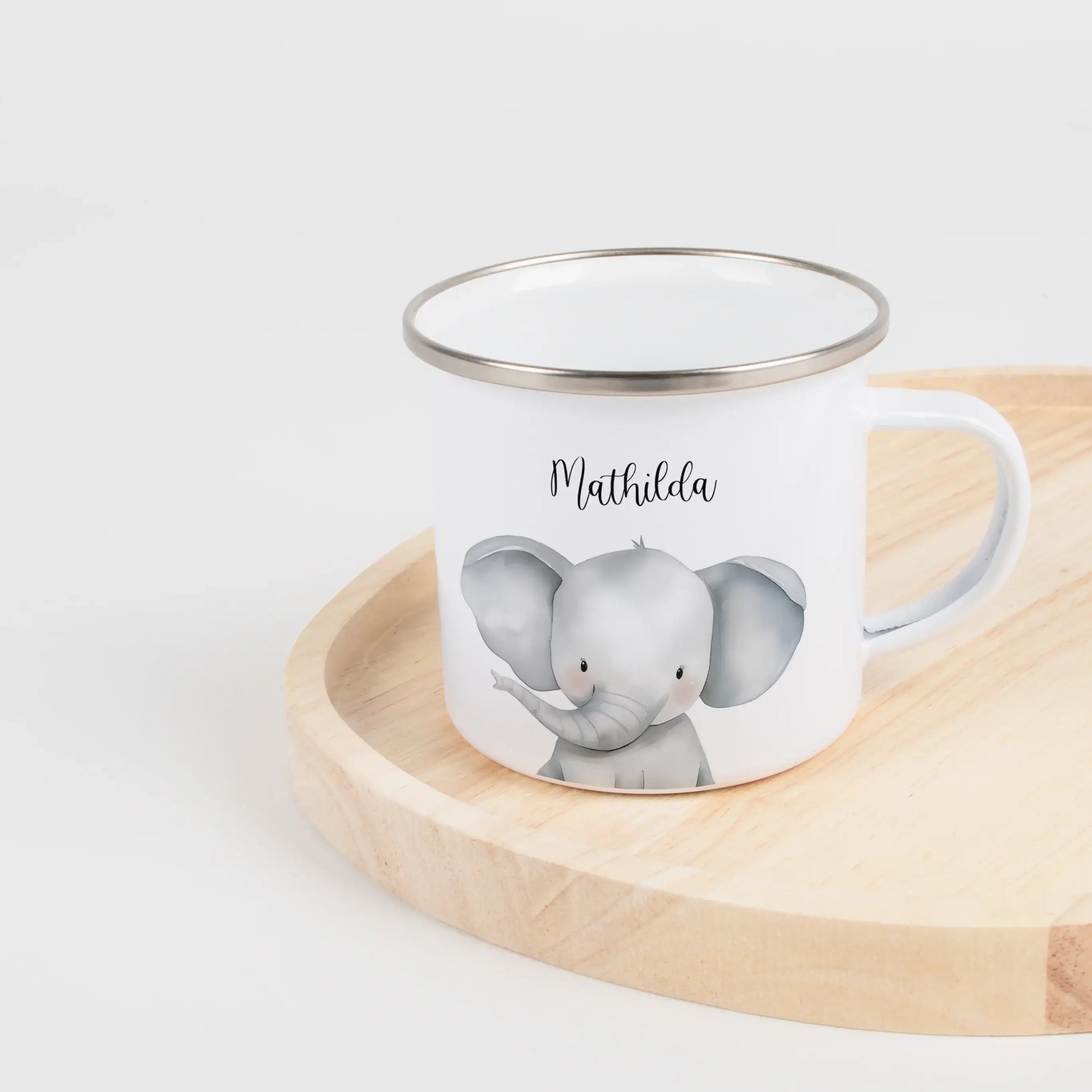 Emaille Tasse Elefant Portrait-Emaille Tasse-famprints-Die Emaille Tasse Elefant Portrait verbindet liebevolles Design mit persönlicher Note und wird bei famprints zu einem Geschenk, das Kinder im Alltag gern nutzen. Das sanfte Elefantenmotiv entsteht in