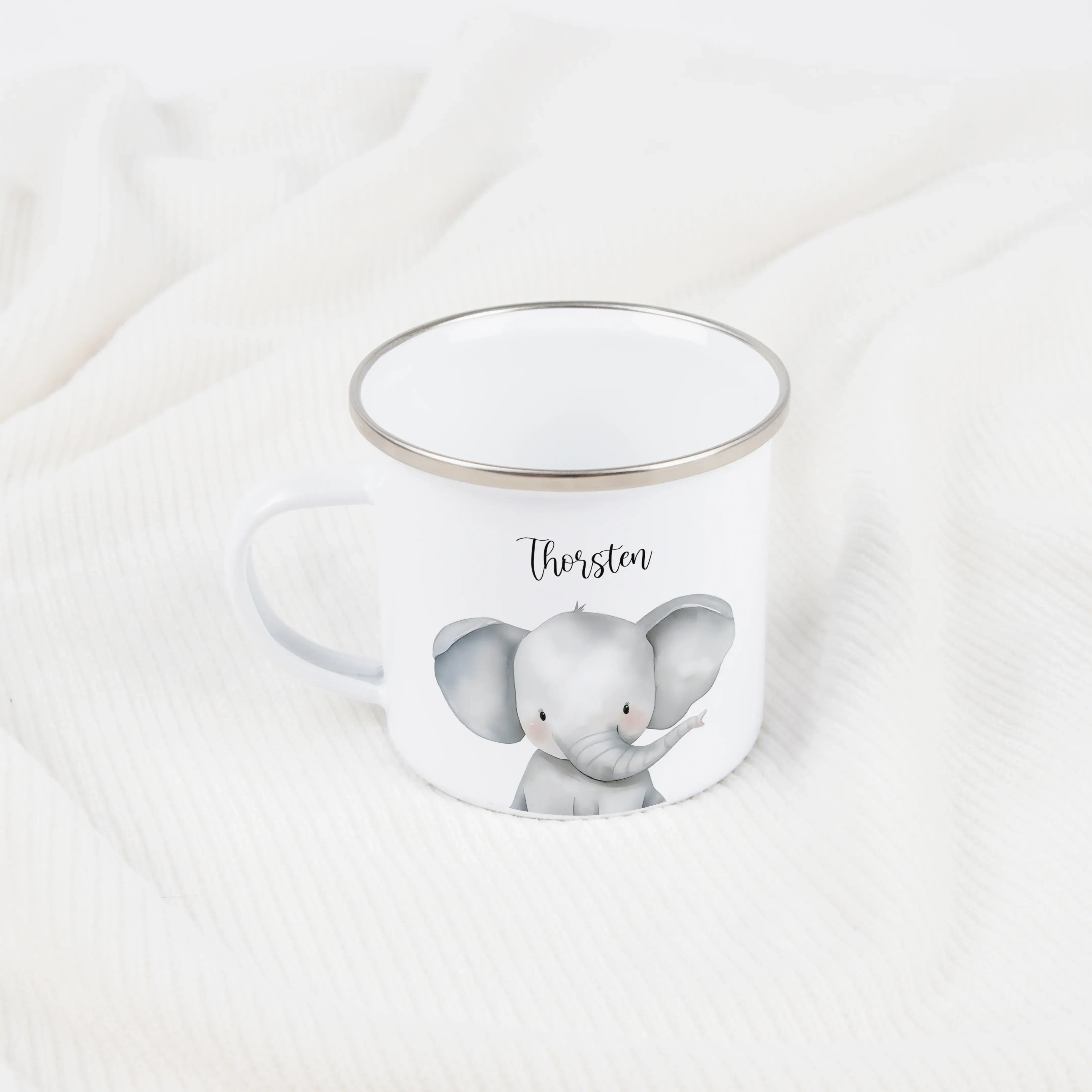 Emaille Tasse Elefant Portrait-Emaille Tasse-famprints-Die Emaille Tasse Elefant Portrait verbindet liebevolles Design mit persönlicher Note und wird bei famprints zu einem Geschenk, das Kinder im Alltag gern nutzen. Das sanfte Elefantenmotiv entsteht in
