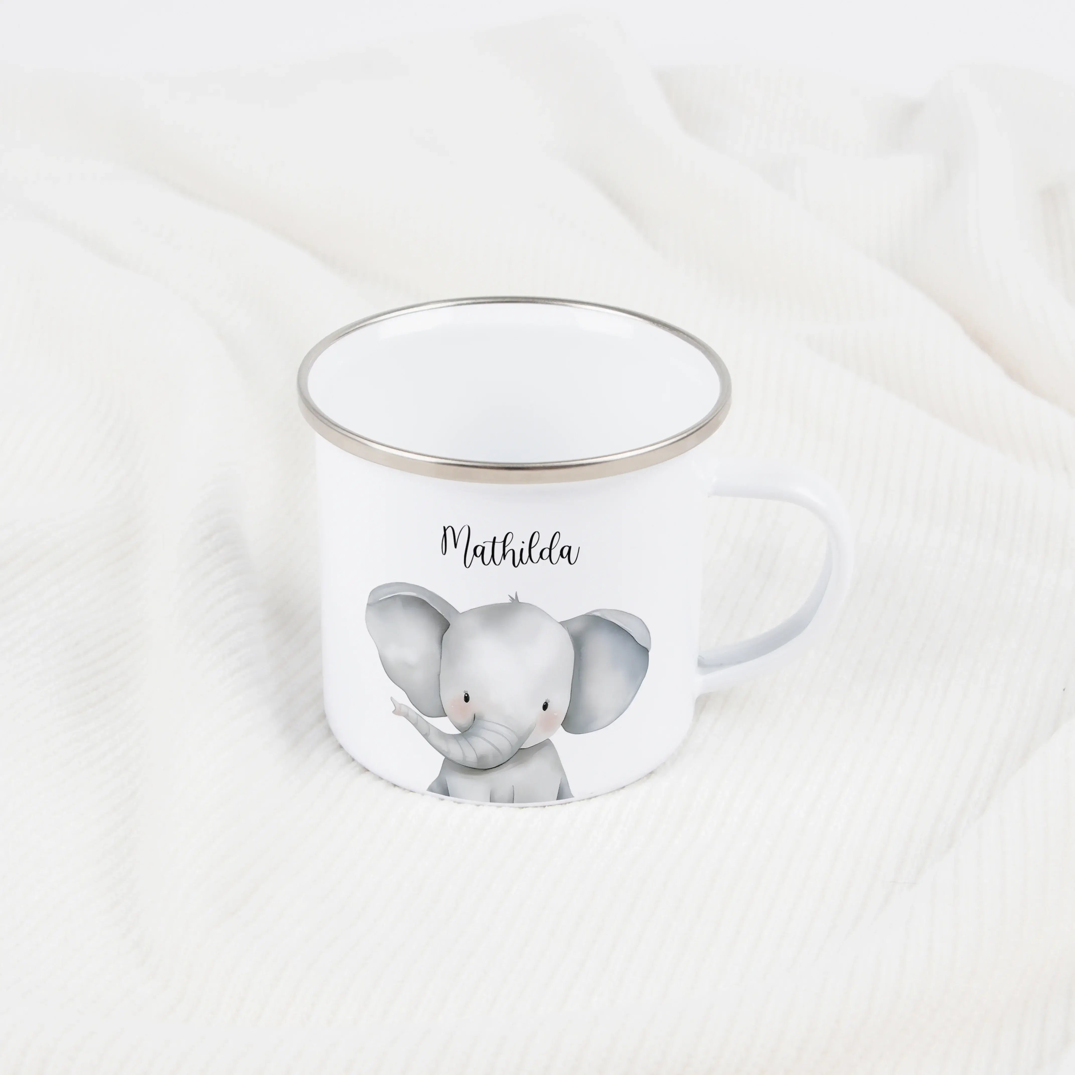 Emaille Tasse Elefant Portrait-Emaille Tasse-famprints-Die Emaille Tasse Elefant Portrait verbindet liebevolles Design mit persönlicher Note und wird bei famprints zu einem Geschenk, das Kinder im Alltag gern nutzen. Das sanfte Elefantenmotiv entsteht in