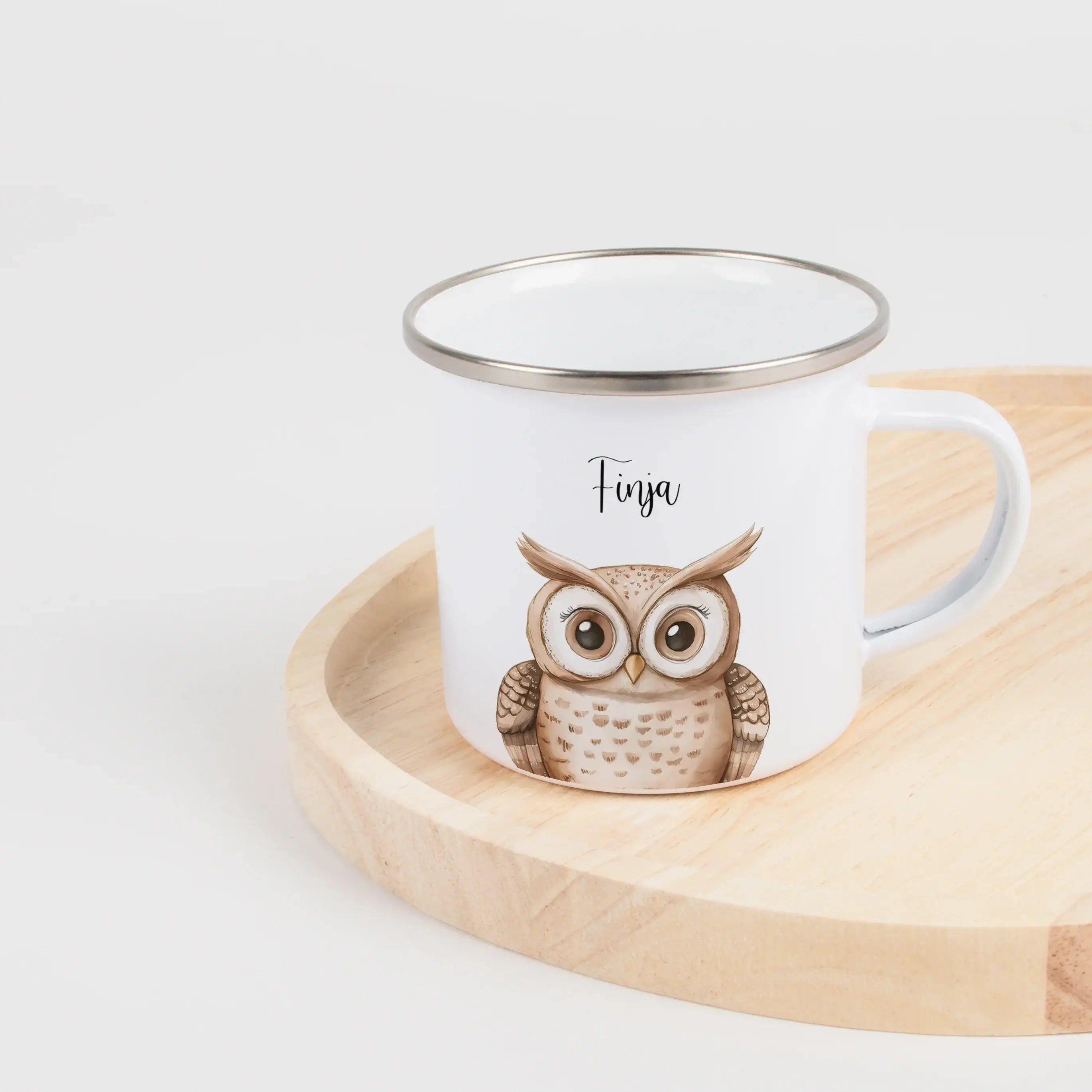 Emaille Tasse Eule Portrait-Emaille Tasse-famprints-Die Emaille Tasse Eule Portrait verbindet liebevolle Gestaltung mit einem persönlichen Motiv, das den Alltag kleiner Entdecker bereichert. Bei famprints entsteht aus einer kindgerechten Illustration ein