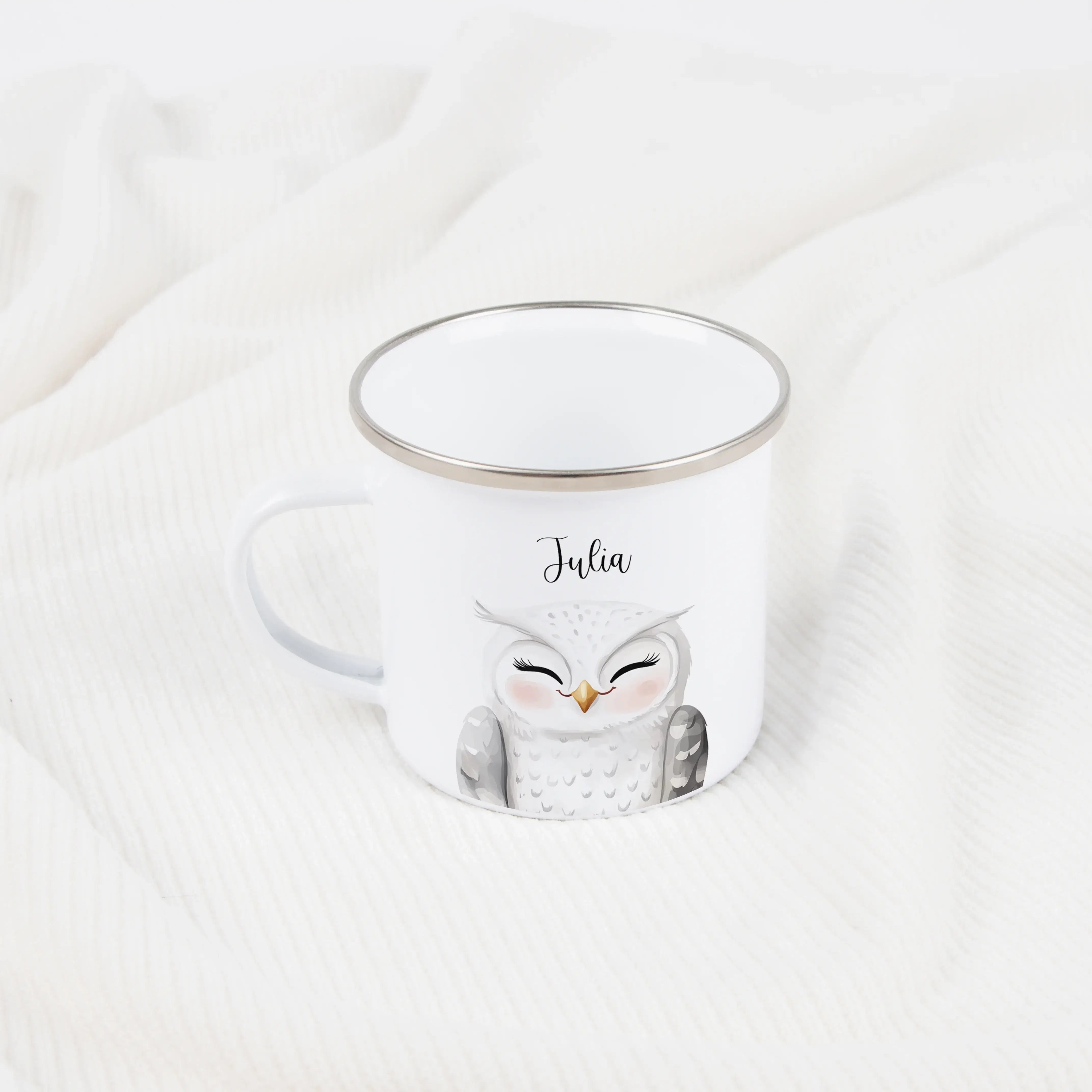 Emaille Tasse Eule Portrait-Emaille Tasse-famprints-Die Emaille Tasse Eule Portrait verbindet liebevolle Gestaltung mit einem persönlichen Motiv, das den Alltag kleiner Entdecker bereichert. Bei famprints entsteht aus einer kindgerechten Illustration ein