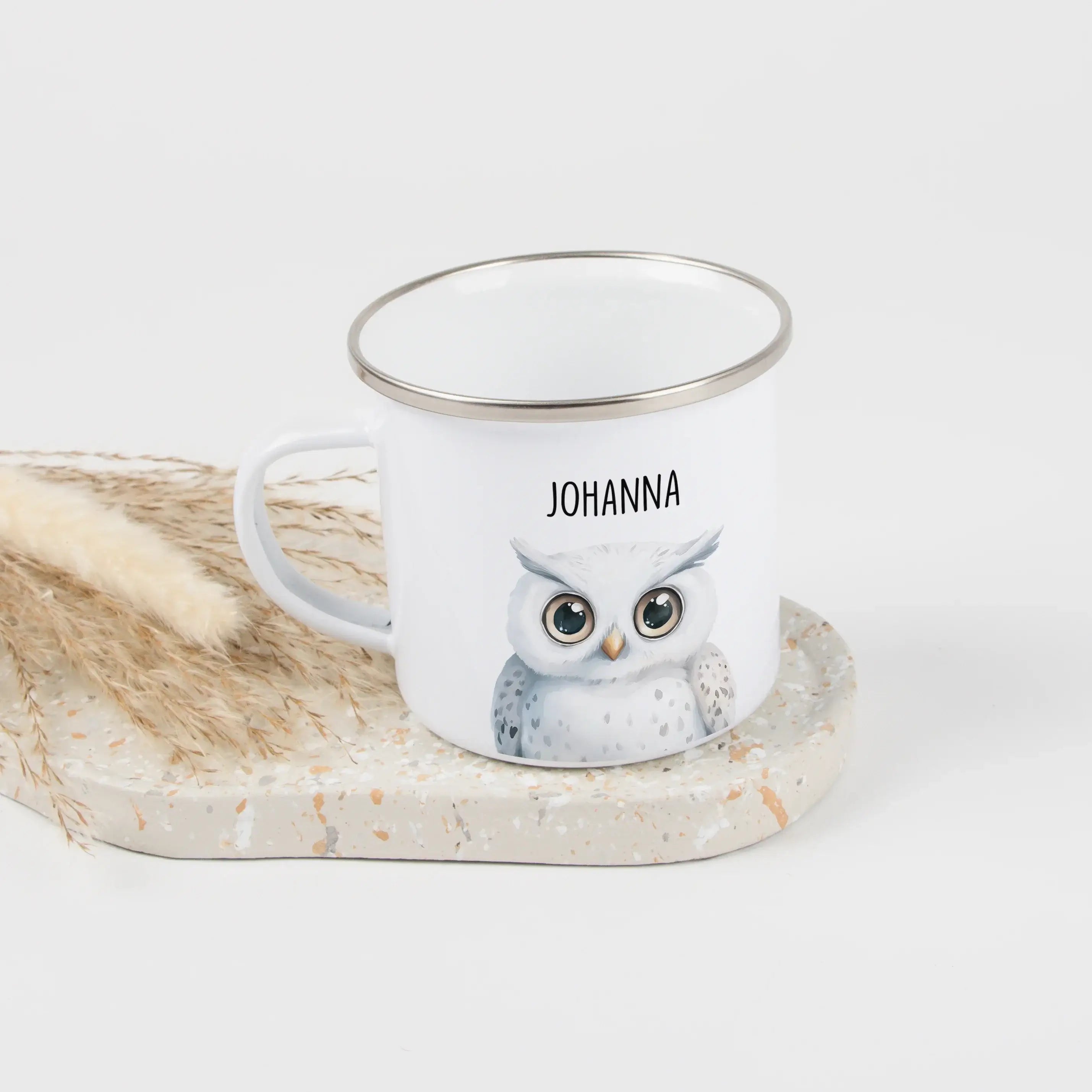 Emaille Tasse Eule Portrait-Emaille Tasse-famprints-Die Emaille Tasse Eule Portrait verbindet liebevolle Gestaltung mit einem persönlichen Motiv, das den Alltag kleiner Entdecker bereichert. Bei famprints entsteht aus einer kindgerechten Illustration ein