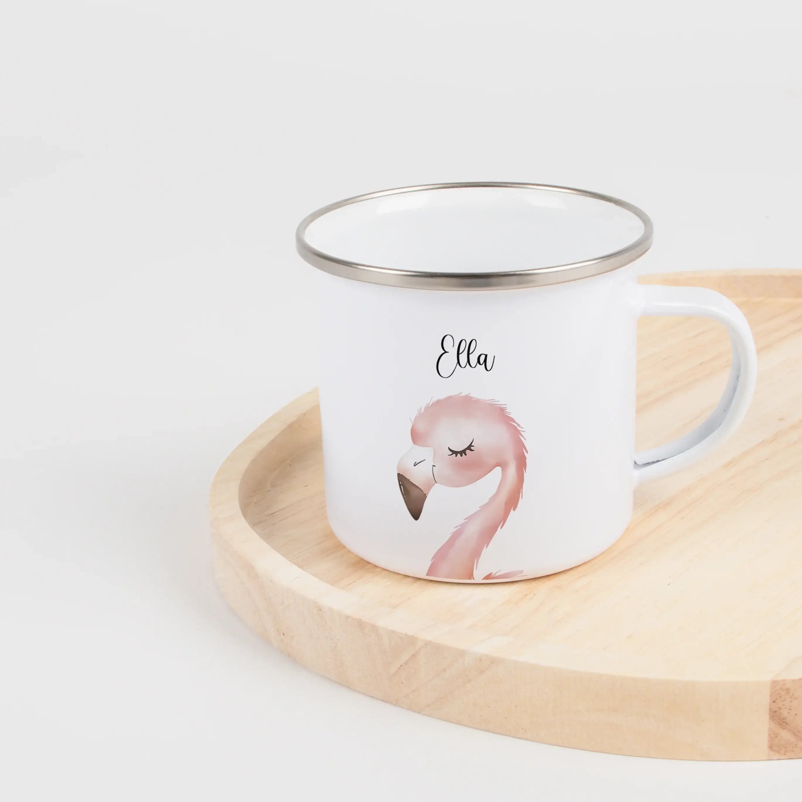 Emaille Tasse Flamingo Portrait-Emaille Tasse-famprints-Mit der Emaille Tasse Flamingo Portrait gestaltest du einen Becher, der Persönlichkeit zeigt und im Alltag Freude macht. Das liebevoll illustrierte Flamingo Motiv im Aquarell-Stil wird mit deinem Wun