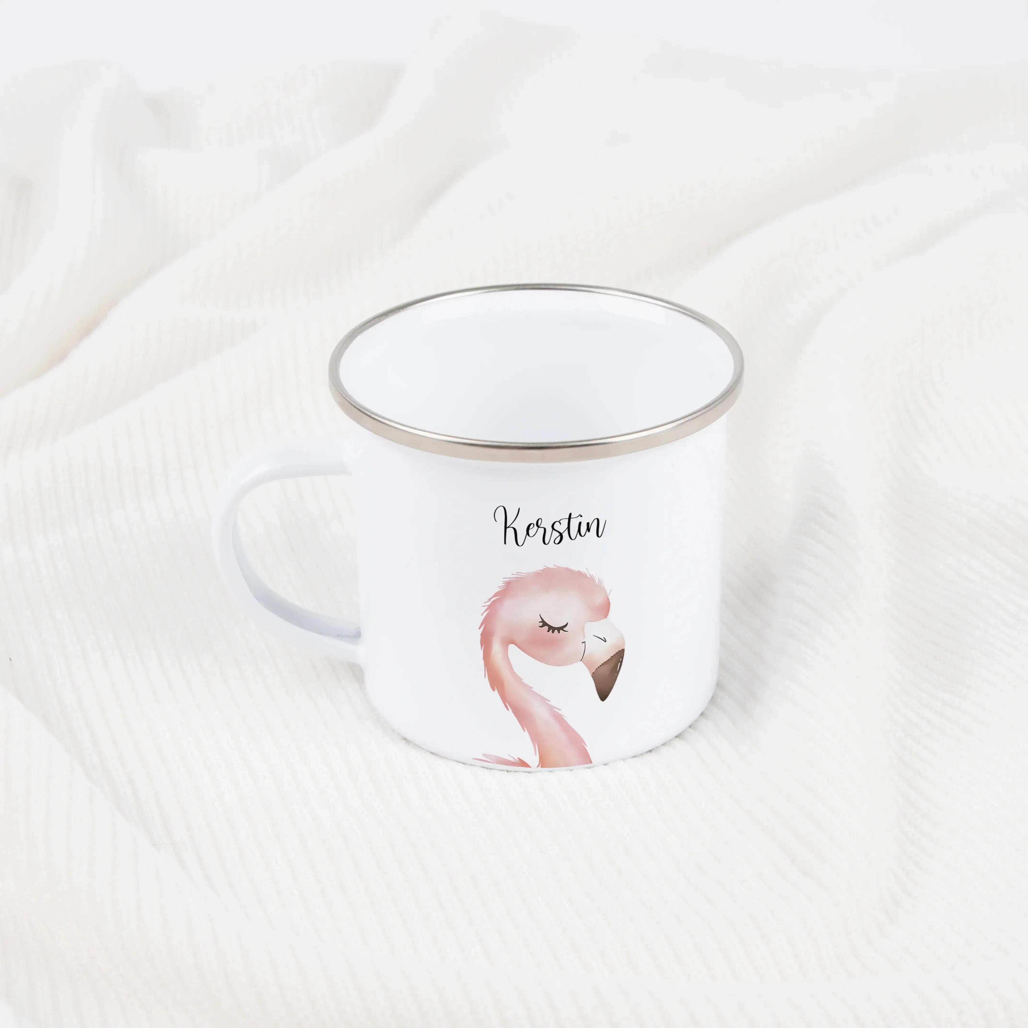Emaille Tasse Flamingo Portrait-Emaille Tasse-famprints-Mit der Emaille Tasse Flamingo Portrait gestaltest du einen Becher, der Persönlichkeit zeigt und im Alltag Freude macht. Das liebevoll illustrierte Flamingo Motiv im Aquarell-Stil wird mit deinem Wun