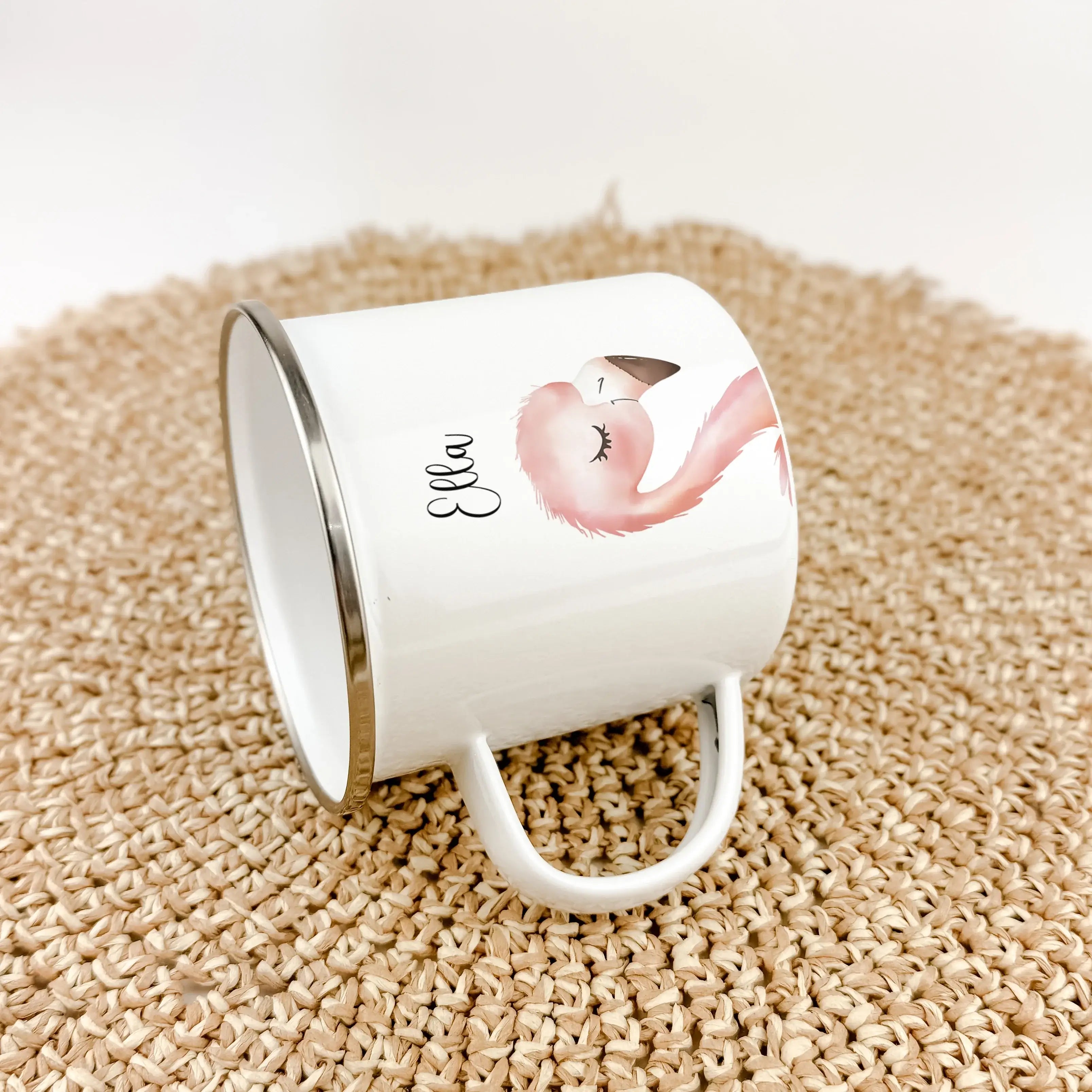 Emaille Tasse Flamingo Portrait-famprints-Emaille Tasse-Entdecke die bezaubernde Emaille Tasse Flamingo Portrait – ein personalisiertes Highlight für jeden Tag! Diese einzigartige Emaille Tasse personalisiert mit dem süßen Aquarell-Porträt eines Flamingos