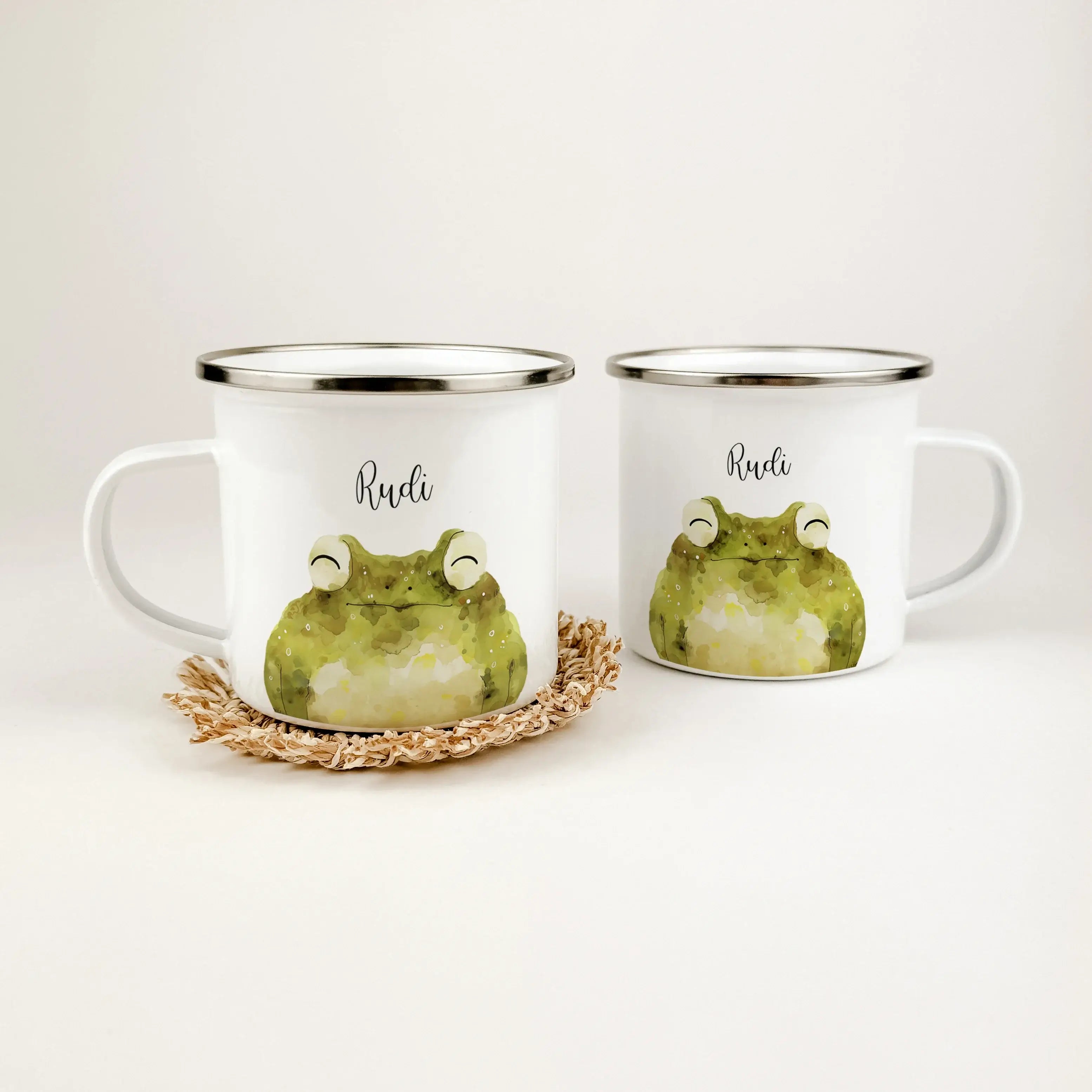 Emaille Tasse Frosch Portrait-famprints-Emaille Tasse-Entdecke die bezaubernde Emaille Tasse Frosch Portrait, die nicht nur zum Trinken einlädt, sondern auch ein kleines Kunstwerk für den Alltag ist. Diese Emaille Tasse personalisiert wird liebevoll für d