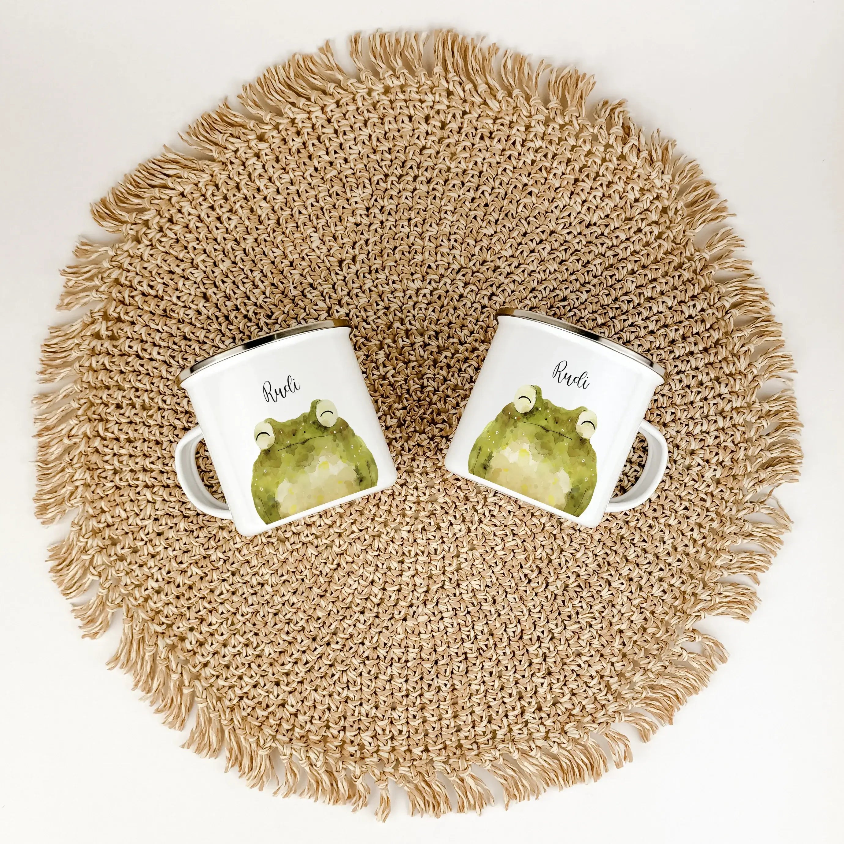 Emaille Tasse Frosch Portrait-famprints-Emaille Tasse-Entdecke die bezaubernde Emaille Tasse Frosch Portrait, die nicht nur zum Trinken einlädt, sondern auch ein kleines Kunstwerk für den Alltag ist. Diese Emaille Tasse personalisiert wird liebevoll für d