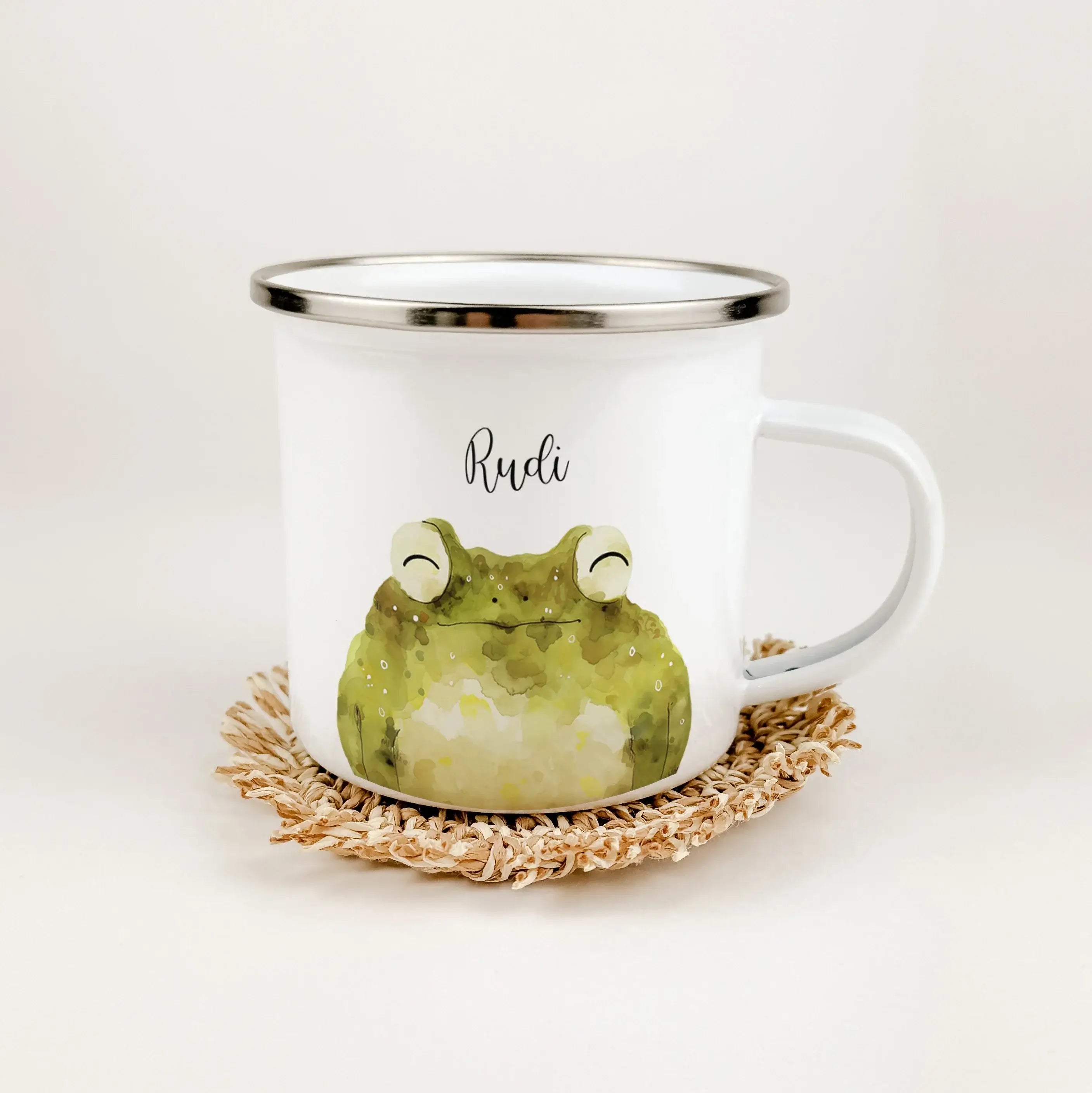 Emaille Tasse Frosch Portrait-famprints-Emaille Tasse-Entdecke die bezaubernde Emaille Tasse Frosch Portrait, die nicht nur zum Trinken einlädt, sondern auch ein kleines Kunstwerk für den Alltag ist. Diese Emaille Tasse personalisiert wird liebevoll für d