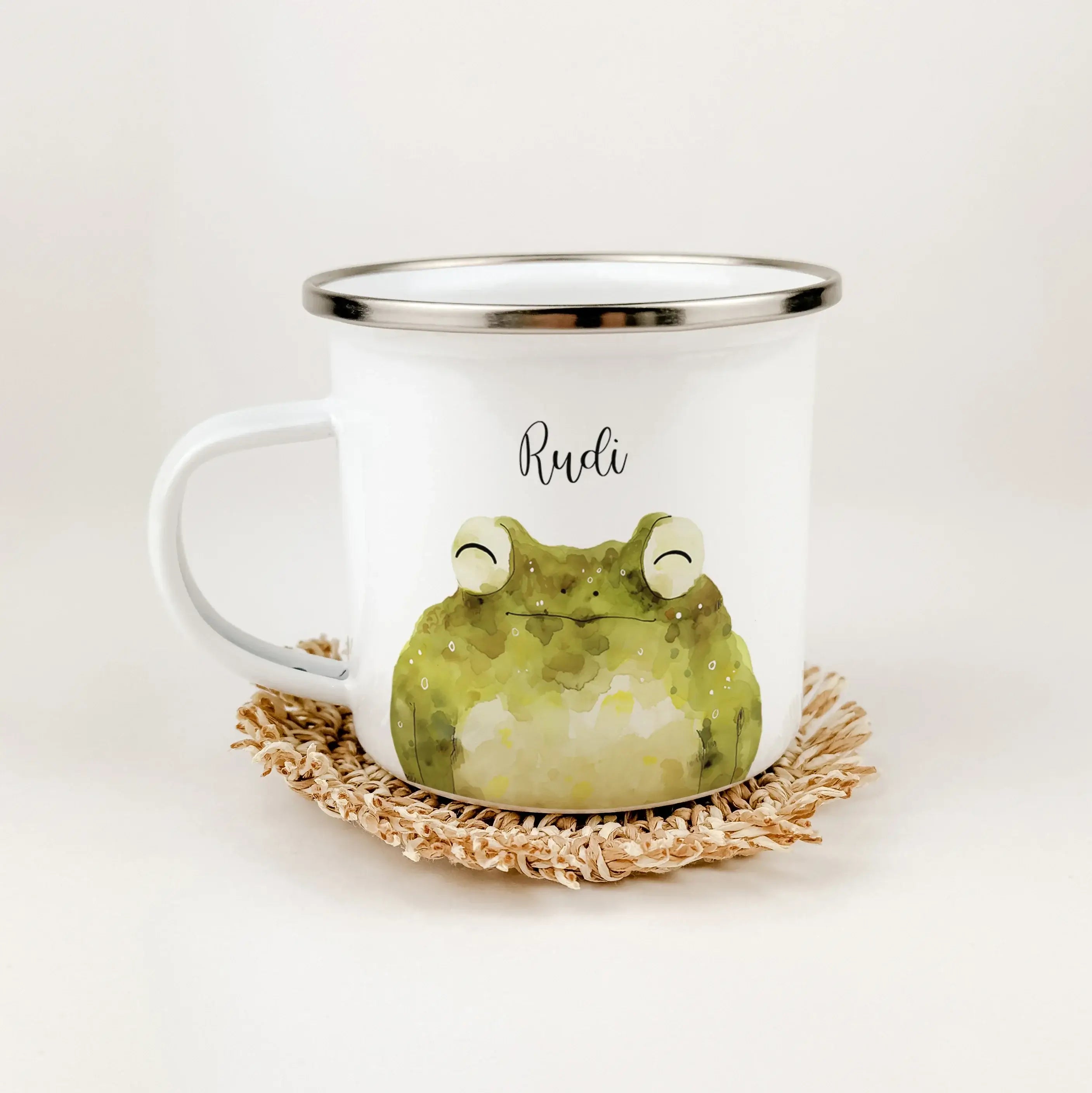 Emaille Tasse Frosch Portrait-famprints-Emaille Tasse-Entdecke die bezaubernde Emaille Tasse Frosch Portrait, die nicht nur zum Trinken einlädt, sondern auch ein kleines Kunstwerk für den Alltag ist. Diese Emaille Tasse personalisiert wird liebevoll für d